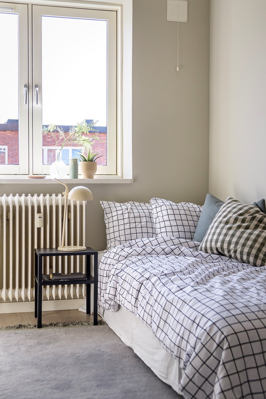 Det er plass til seng og garderobeskap eller skrivepult, alt etter dine behov. Galleribilde