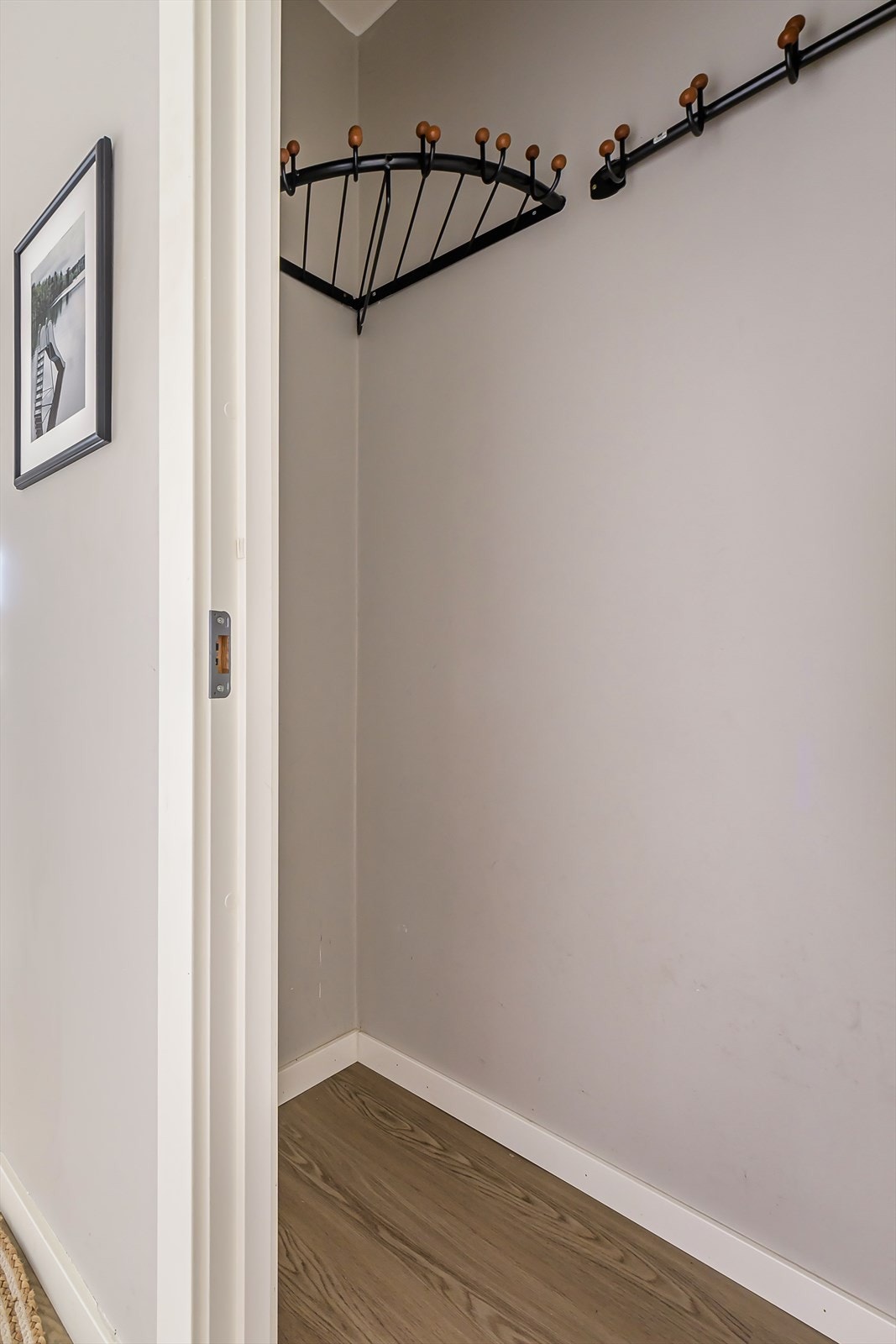 I entréen er det praktisk innvendig bod for oppbevaring av andre eiendeler. Galleribilde