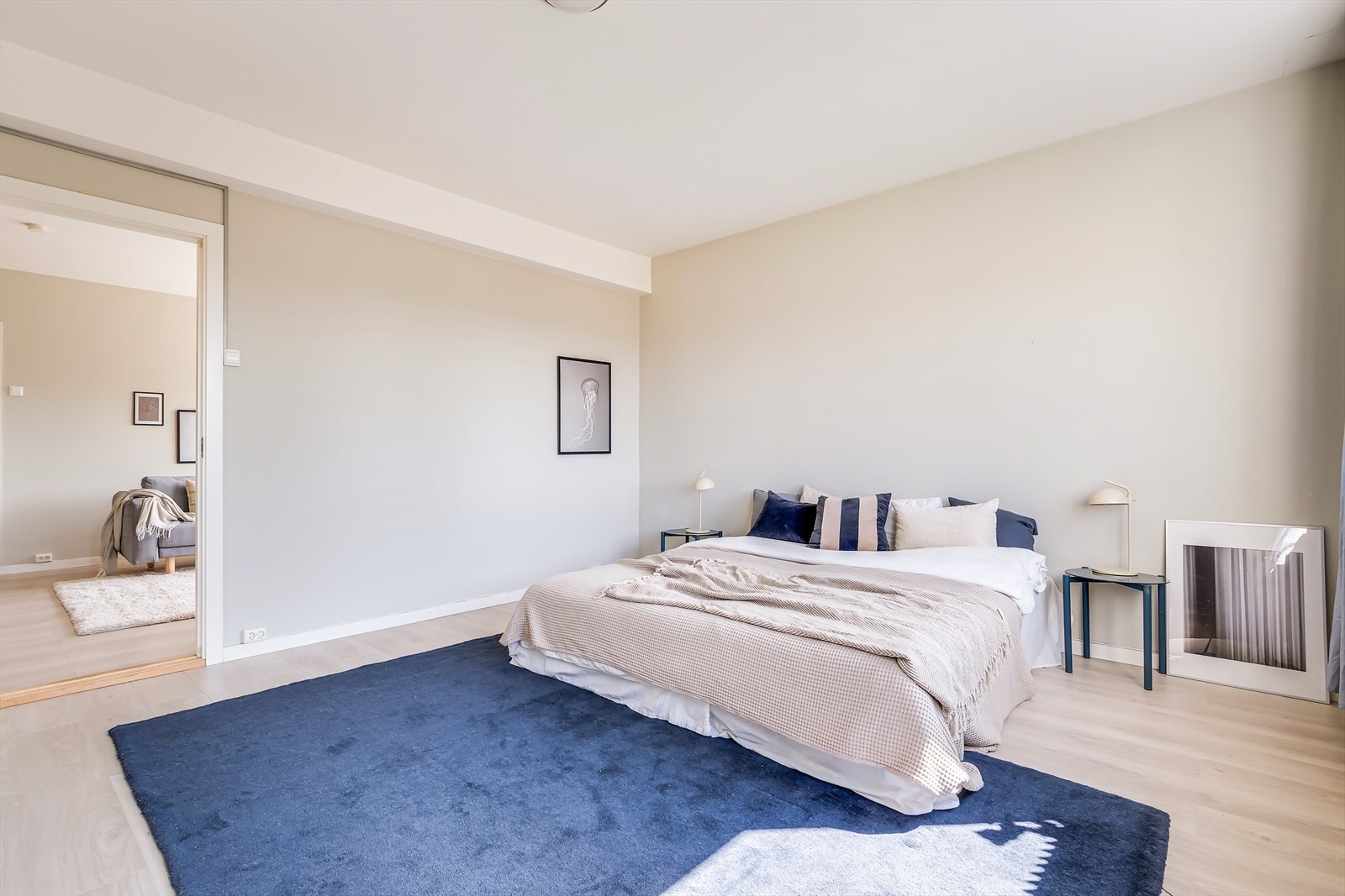 Soverommet har god plass til dobbeltseng med tilhørende nattbord på hver side. Galleribilde