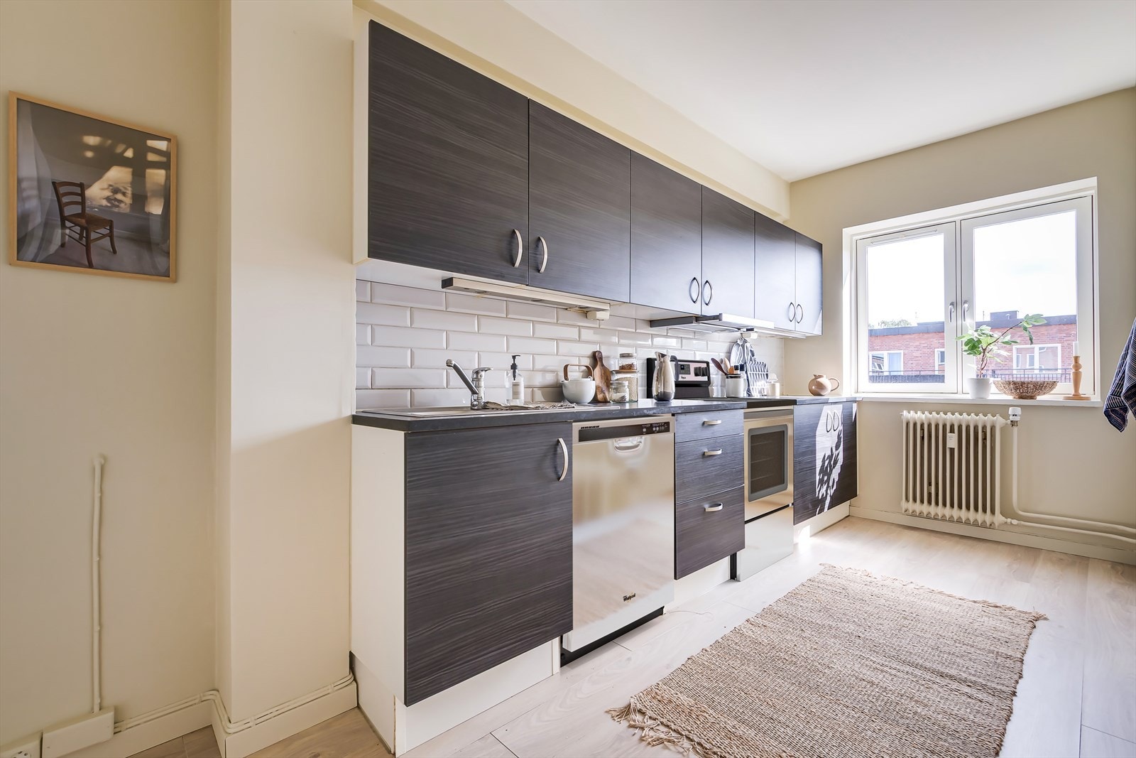 Et hyggelig, separat kjøkkenrom med flott vindu. Galleribilde