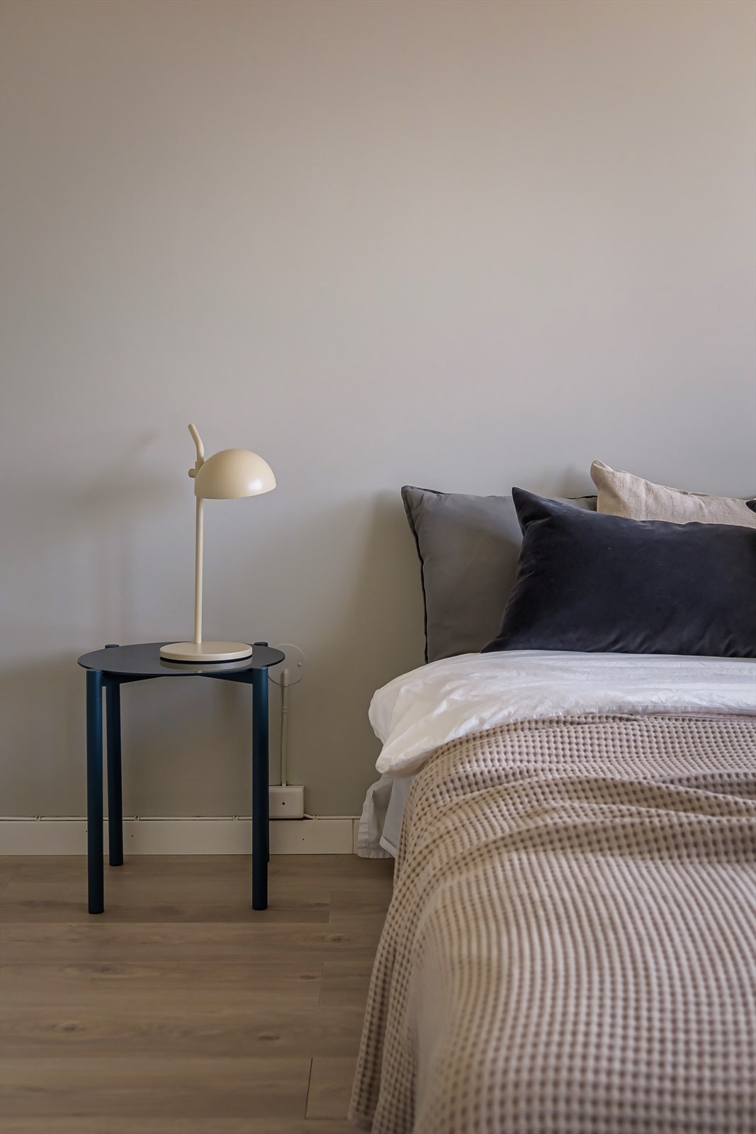 Overflatene er malt i en beigefarge som gir en lys atmosfære. Galleribilde