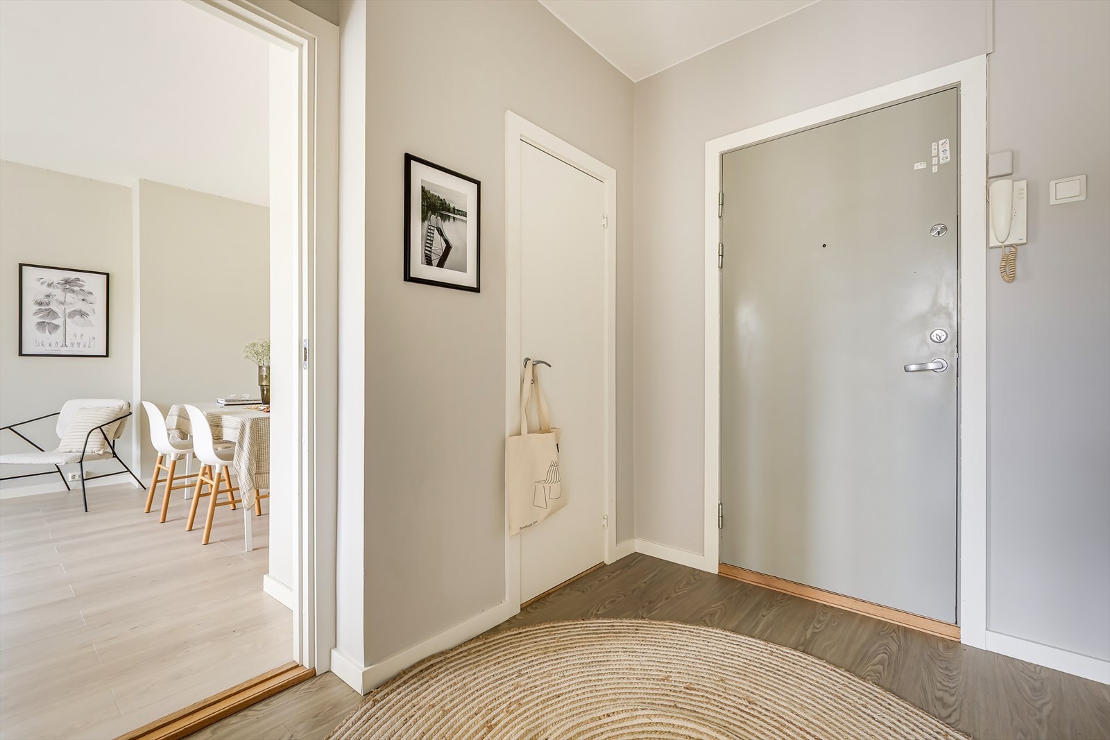 Leiligheten ligger fint til i 5.etg med heisadkomst. Her blir du møtt av en innbydende entré med plass til yttertøy og sko. Galleribilde