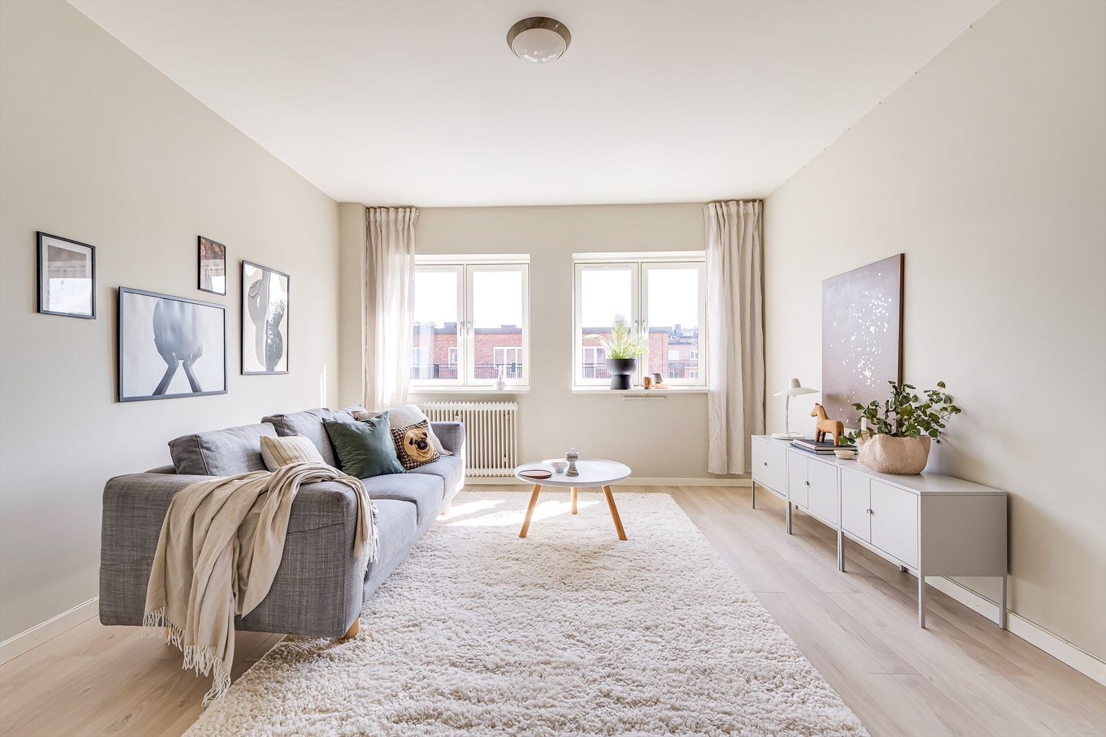 Hele leiligheten er malt i en lun fargepalett, som gjør det enkelt å sette ditt eget preg med møblering. Galleribilde