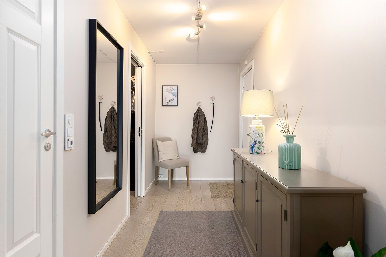 Velkommen inn! Her blir du møtt av en lys og luftig entré med smarte løsninger. Galleribilde