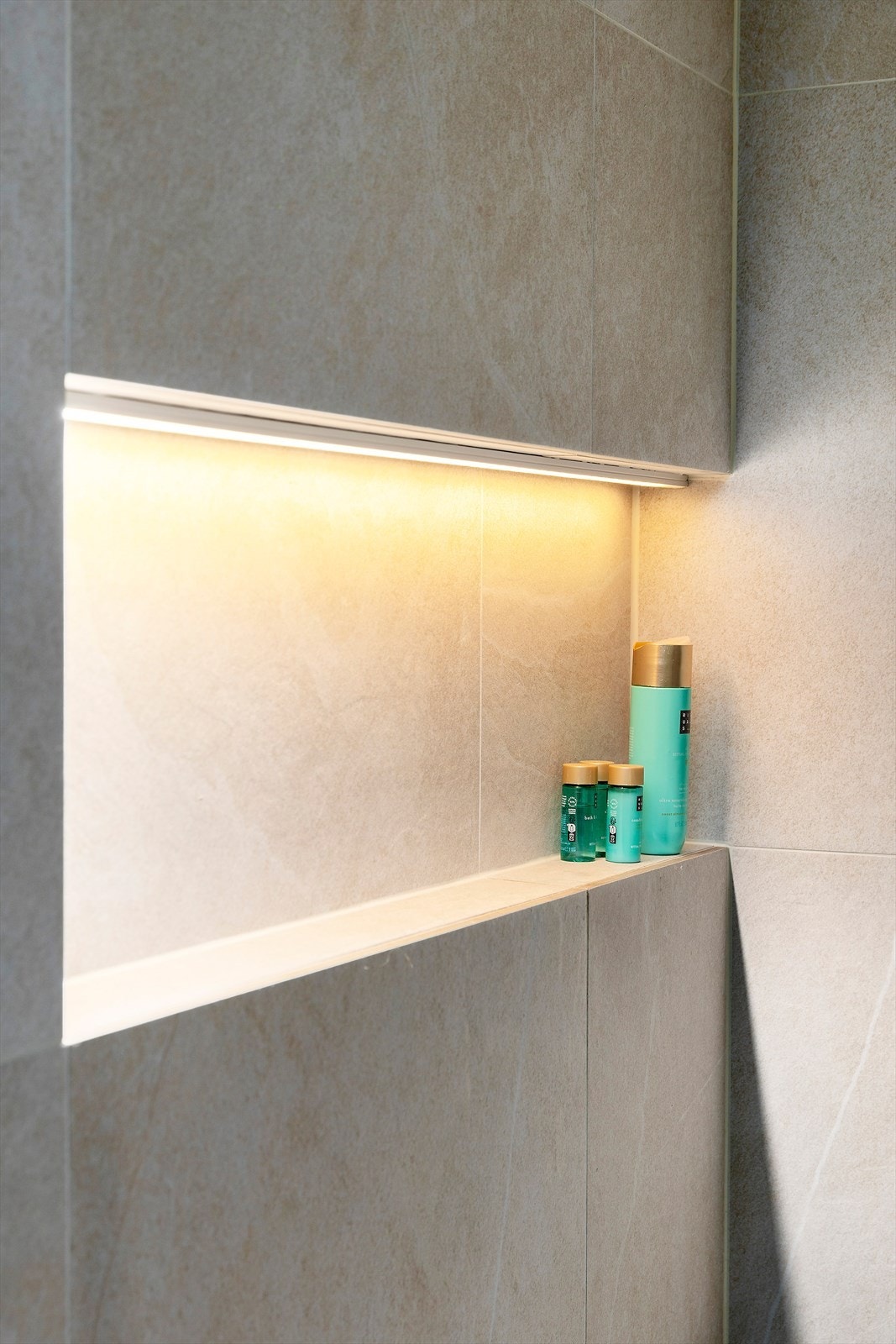 Detaljbilde. Badet er også utstyrt med mekanisk avtrekk, varmekabler i gulv og opplegg for vaskemaskin. Galleribilde