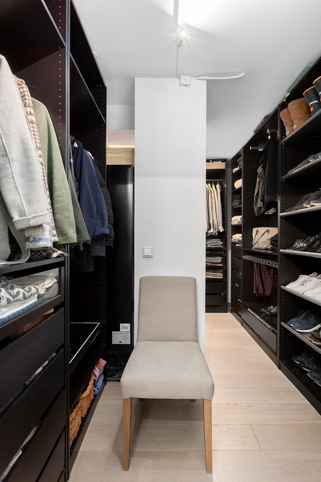 Stor walk in closet i tilknytning med entréen som sikrer svært god oppbevaring. Galleribilde
