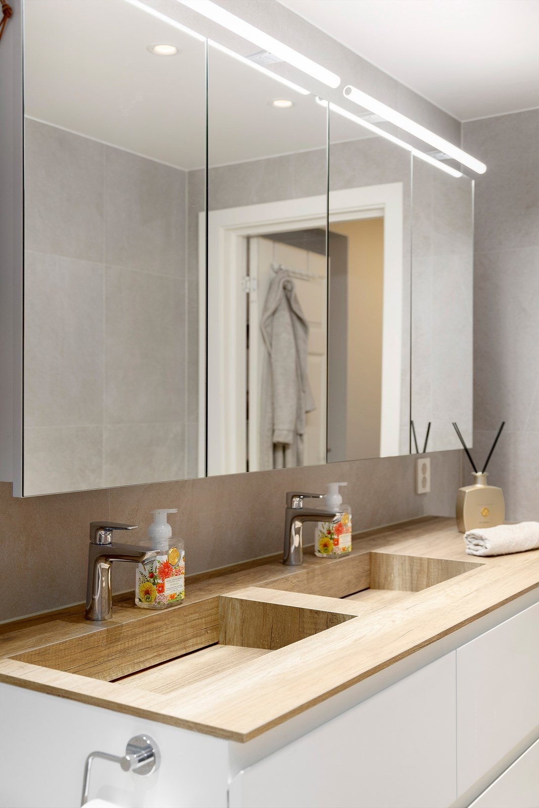 Dobbel plassbygget servant med rikelig av skap- og skuffer. Galleribilde