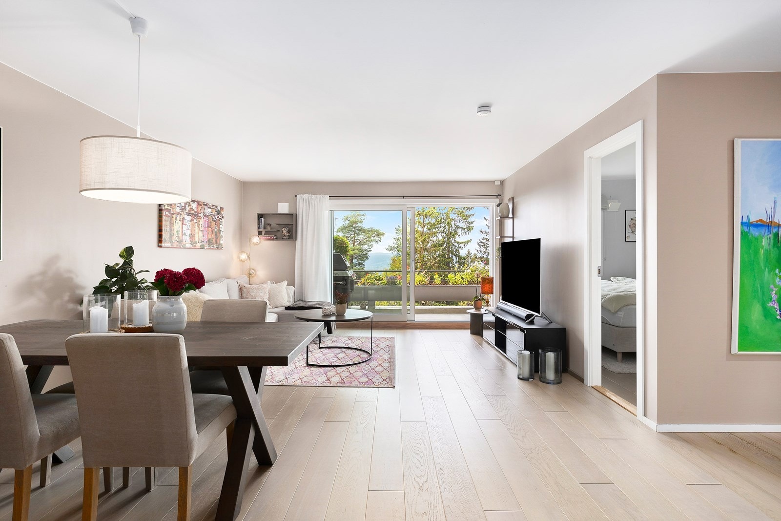 Lekker 2-roms terrasseleilighet med fjordutsikt og walk-in garderobe. Nytt bad fra 2023 og garasjeplass medfølger. Galleribilde