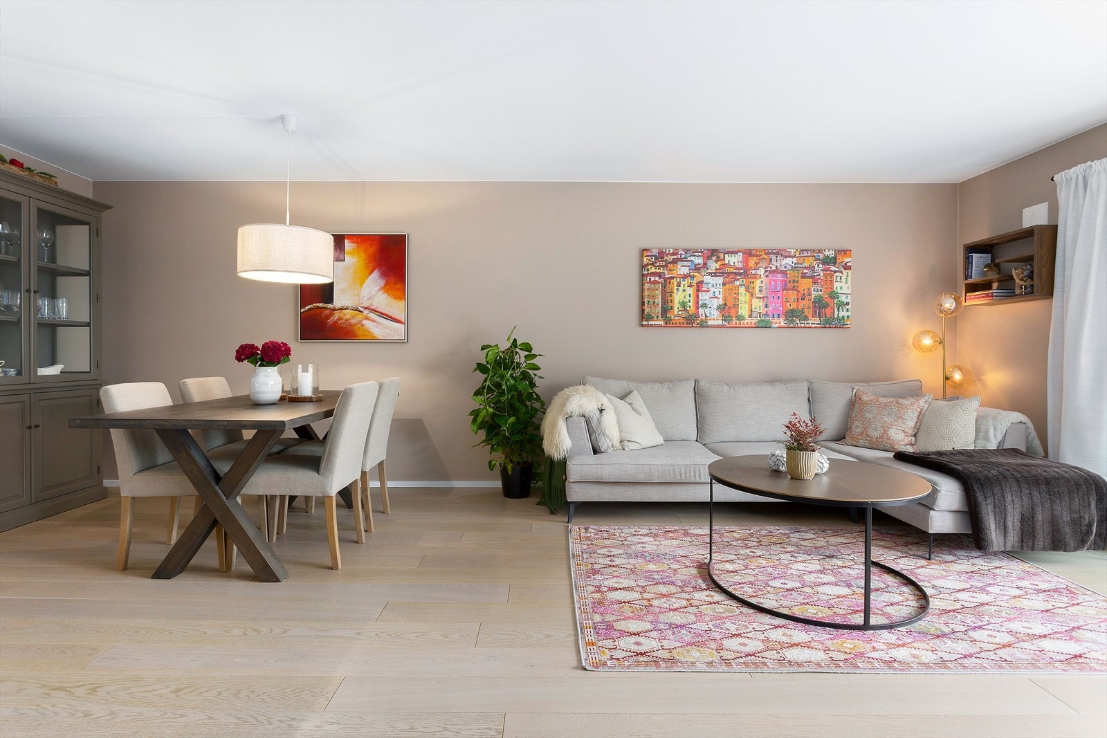 Her bor du i grønne og fredelige omgivelser, med nærhet til både byliv og naturopplevelser - et område som kombinerer det beste av to verdener. Galleribilde