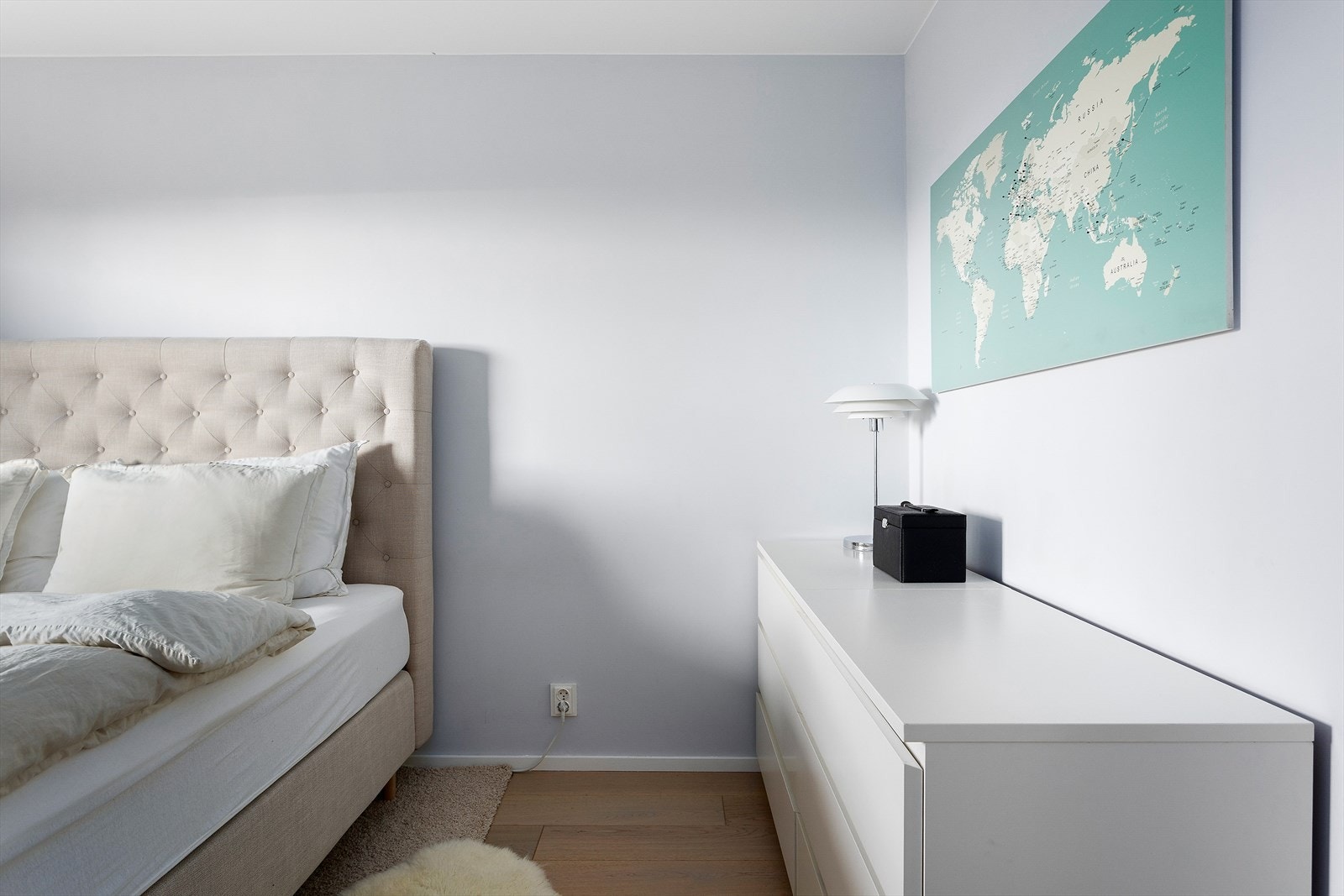 Gode oppbevaringsmuligheter med plass til et garderobeskap eller kommode. Galleribilde