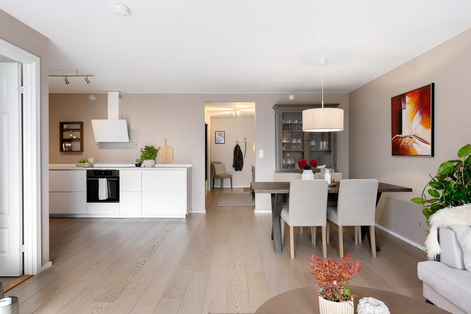 God plass til en egen sone for spisegruppe i tillegg til sofagruppen. Galleribilde