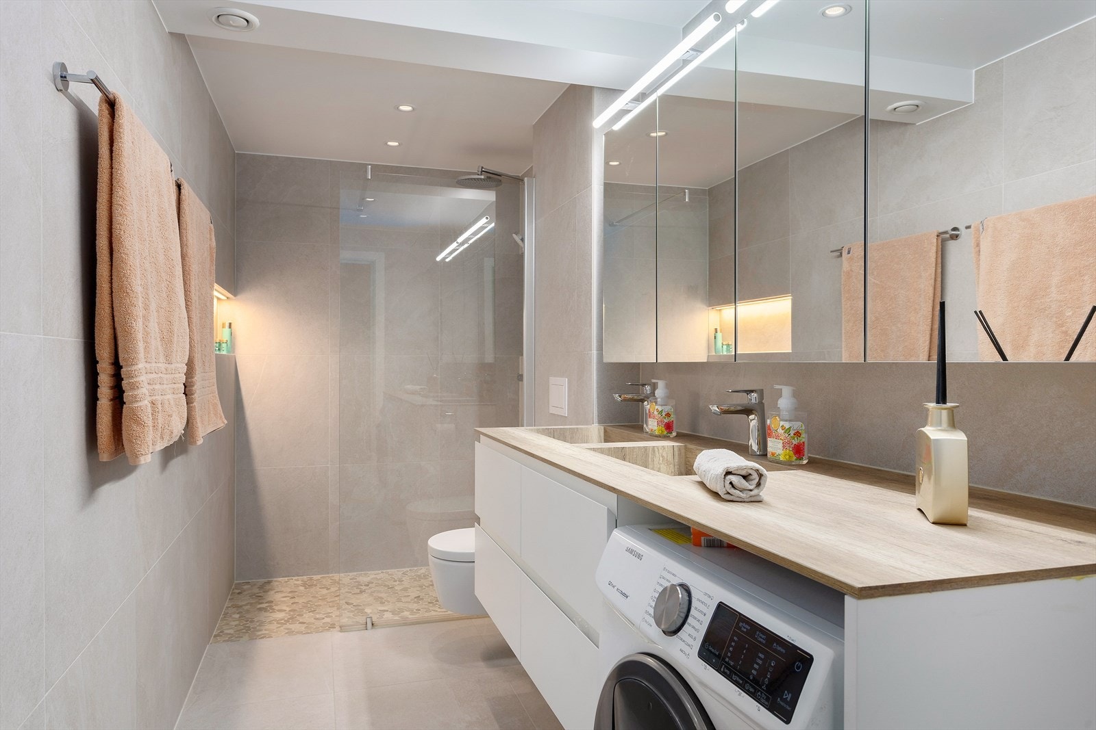 Stilrent og moderne bad fra 2023 med svært god oppbevaring. Galleribilde