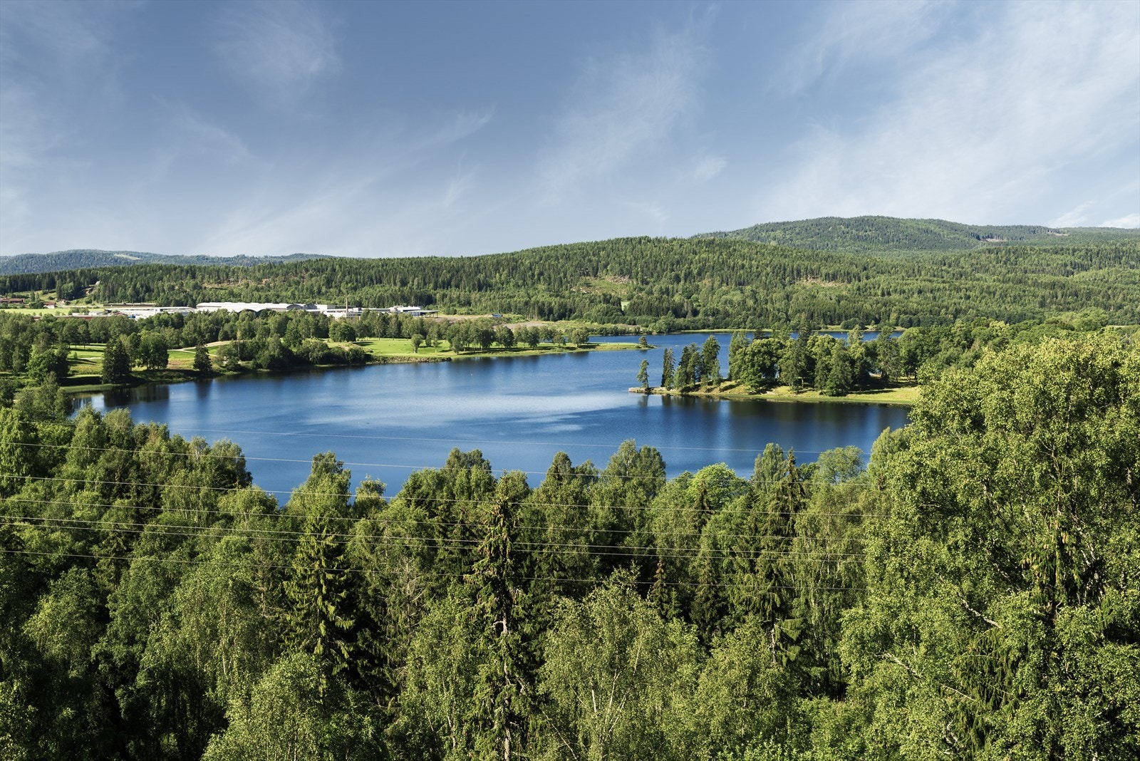 Bogstadvannet - perfekt for bading, padling og piknik på sommeren, og skøyting på vinteren. Galleribilde