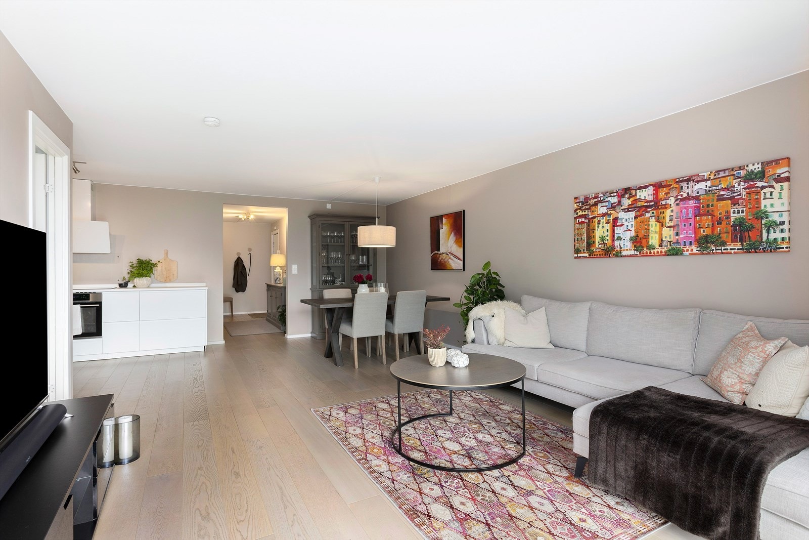 Den åpne planløsningen skaper en luftig atmosfære og er enkel å innrede. Galleribilde