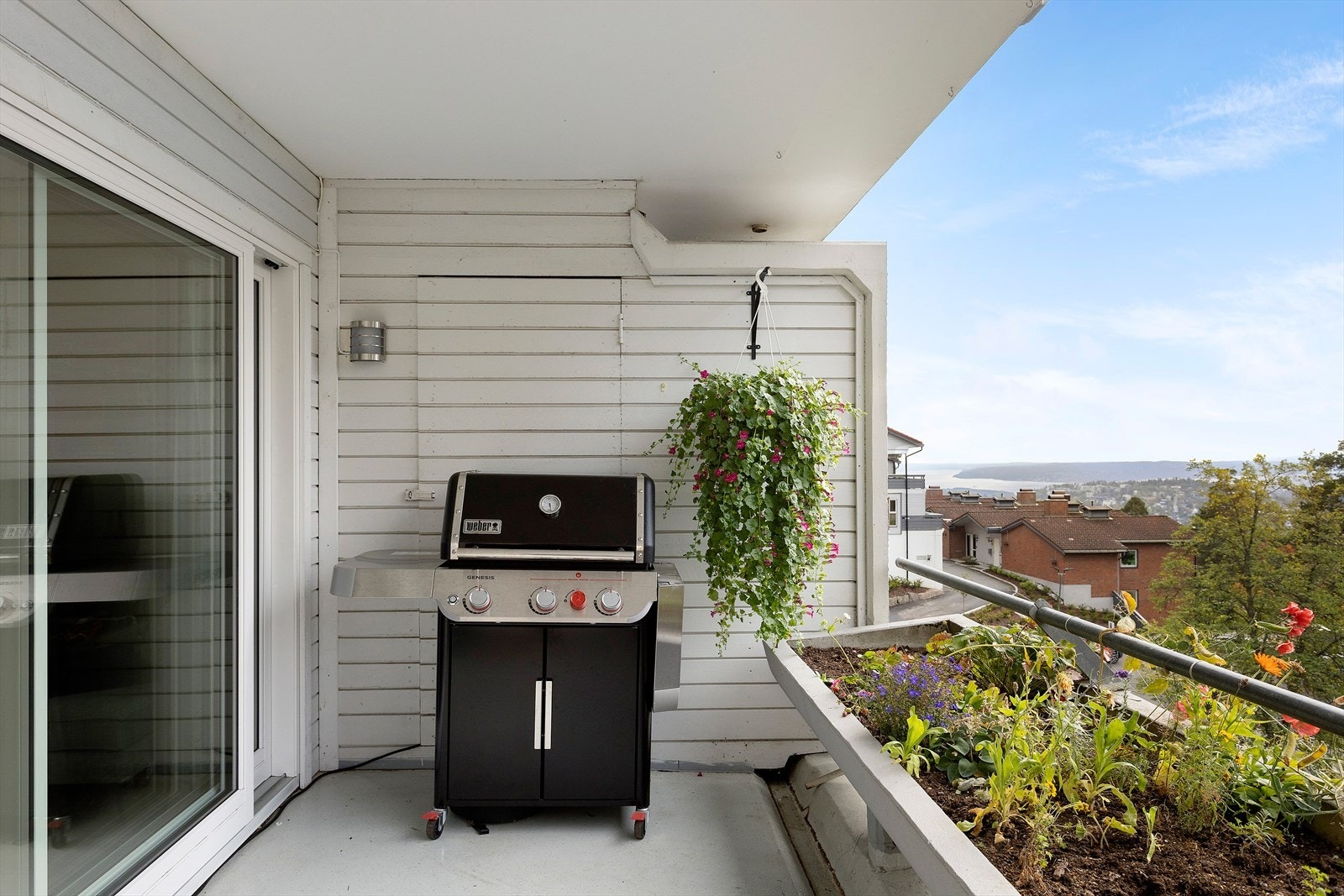 Utgang fra stuen til vestvendt terrasse på 11 kvm med praktisk utvendig bod på 2 kvm. Galleribilde