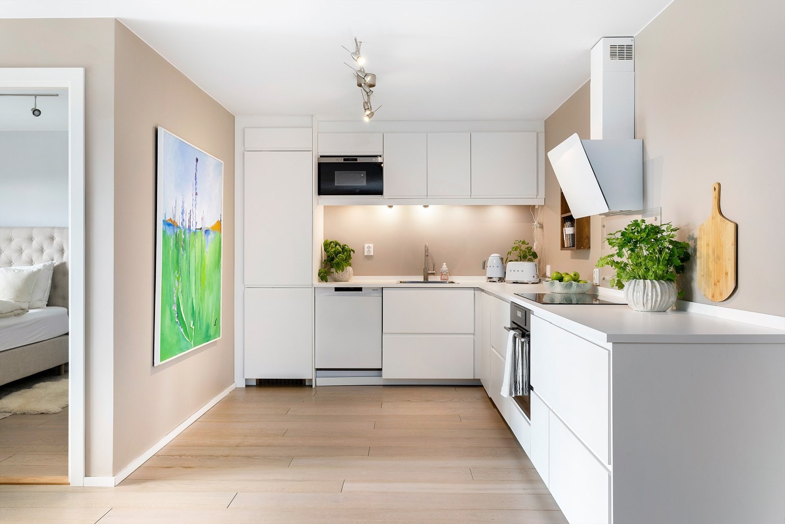 Lys stilrent kjøkken med flere oppgraderinger fra 2023. Galleribilde