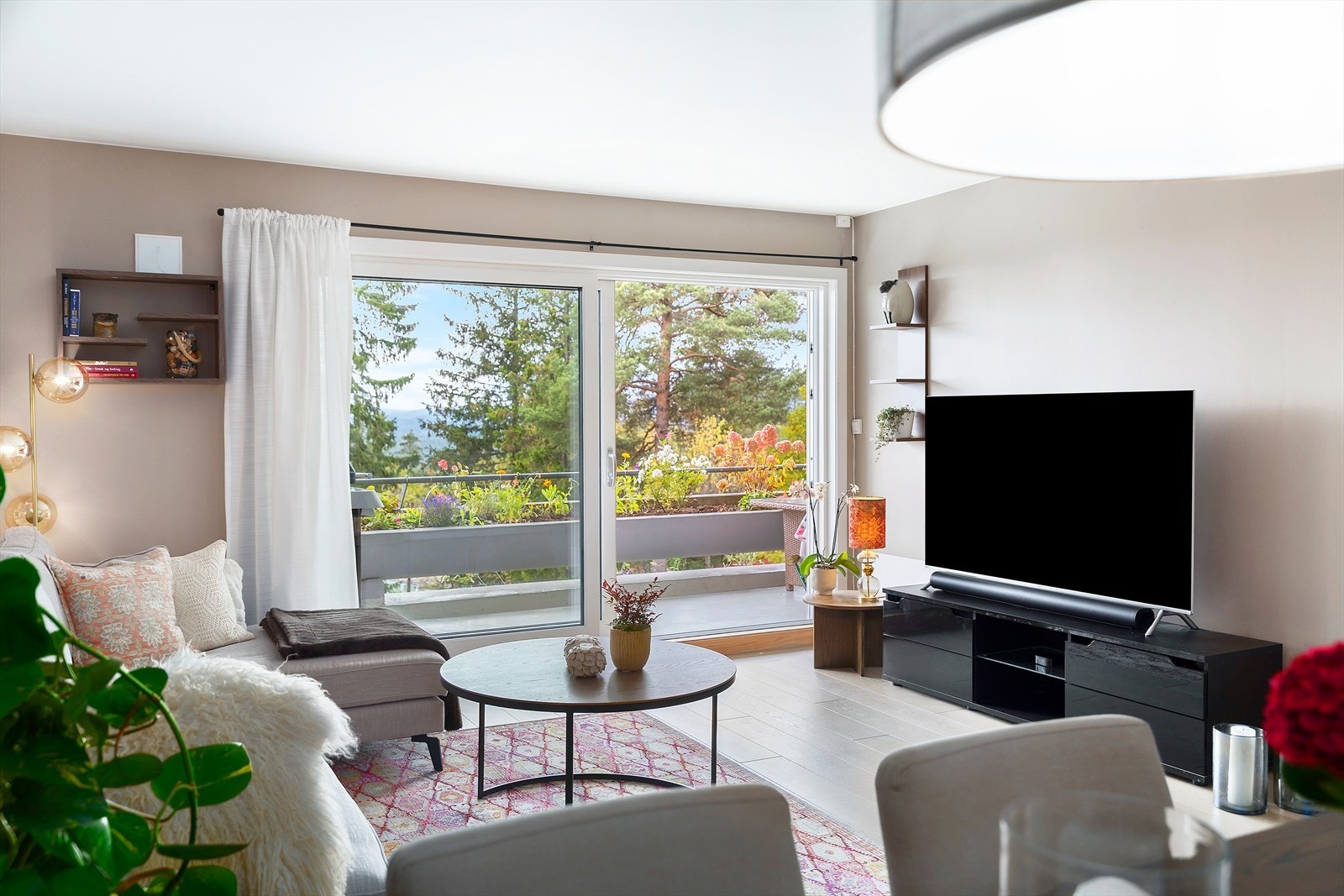 Boligens stue er av god størrelse med store vindusflater som sikrer rikelig med naturlig lysinnslipp. Galleribilde