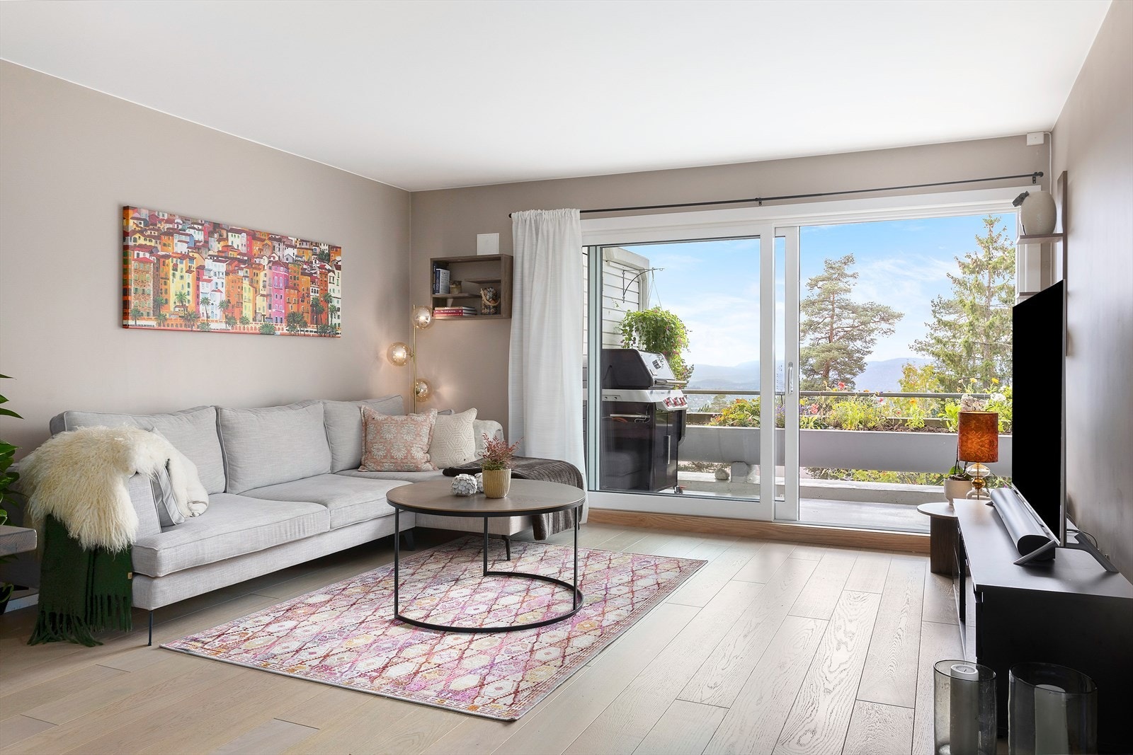 Leiligheten har en svært attraktiv og familievennlig beliggenhet i et veletablert boligområde på Voksenkollen/Grindbakken i Oslo vest. Galleribilde