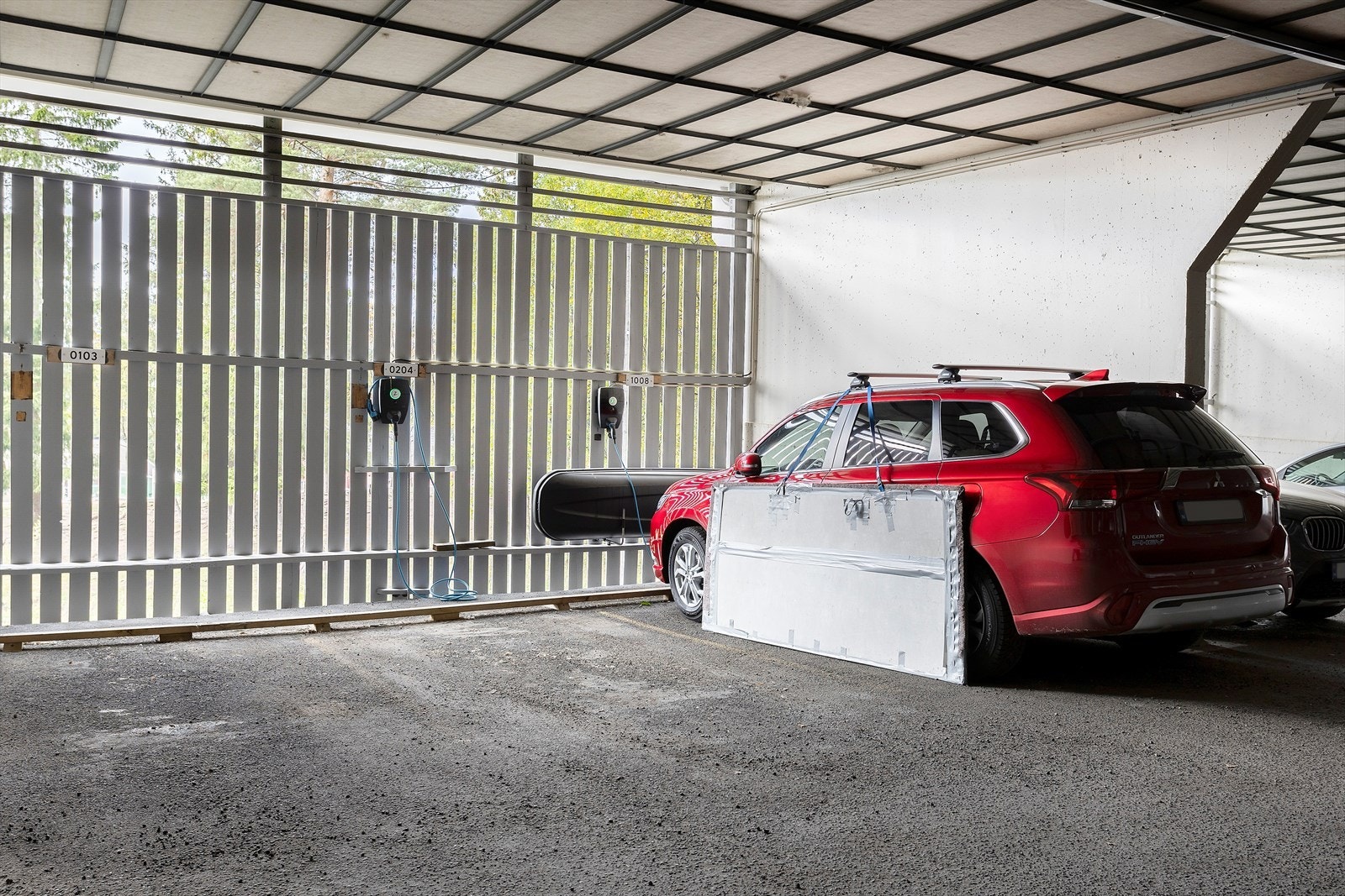 Leiligheten disponerer én biloppstillingsplass i felles garasjeanlegg med el-lader. Galleribilde