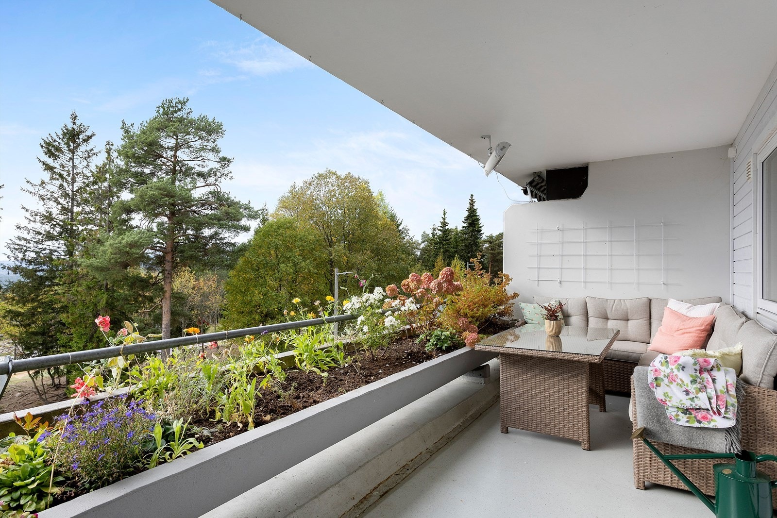 Her har du god plass til en romslig sittegruppe samt grill og tilhørende utemøblement. Galleribilde