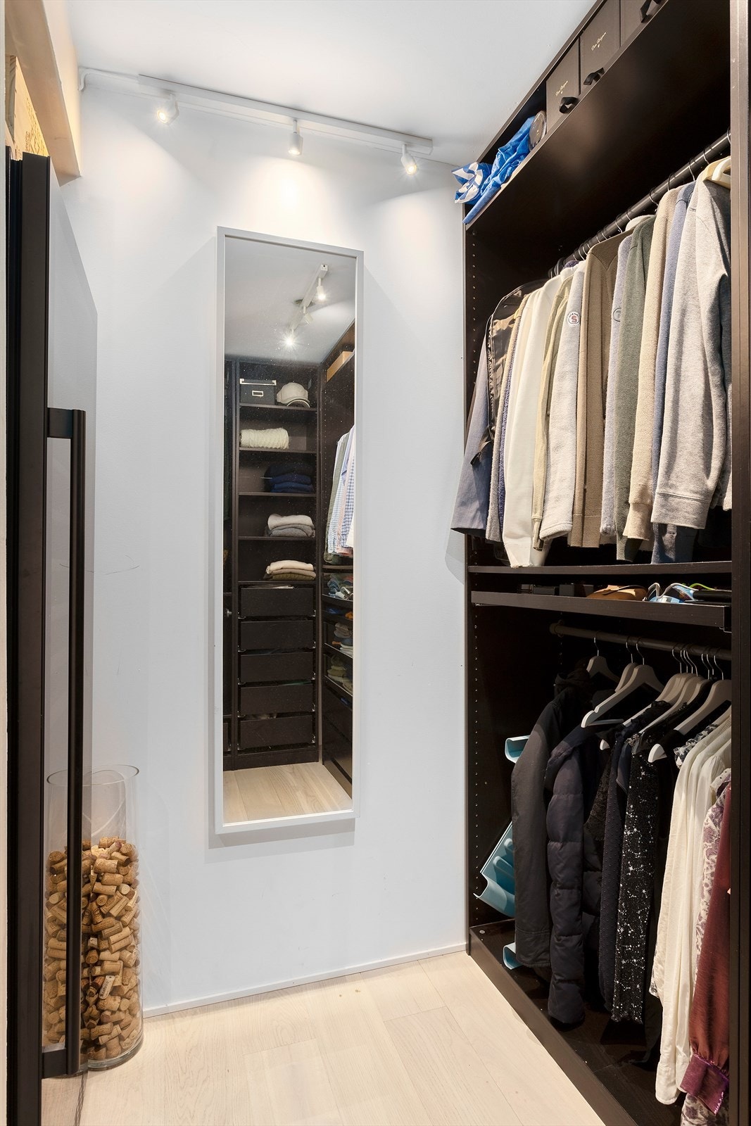 I tillegg til walk-in garderoben og utebod har leiligheten 2 tilhørende boder i kjeller på til sammen 6 kvm. Galleribilde