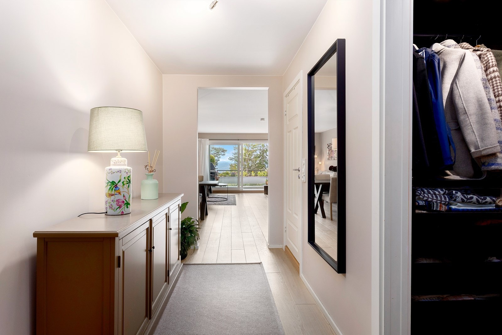 God plass til garderobeskap eller andre oppbevaringsmøblement. Galleribilde