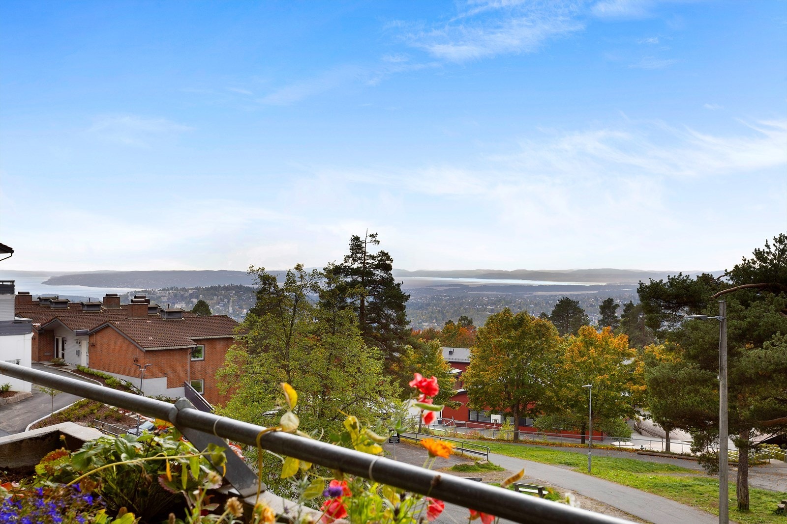 Lekker 2-roms terrasseleilighet med fjordutsikt og walk-in garderobe. Nytt bad fra 2023 og garasjeplass medfølger. Galleribilde