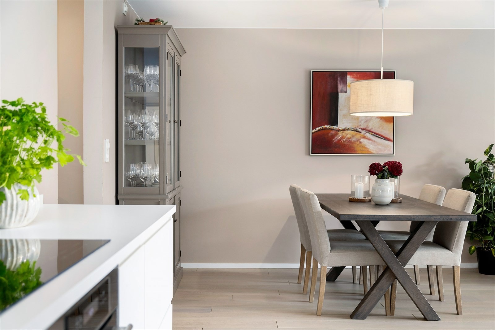 Den åpne løsningen er ideell for sosiale sammenkomster. Galleribilde