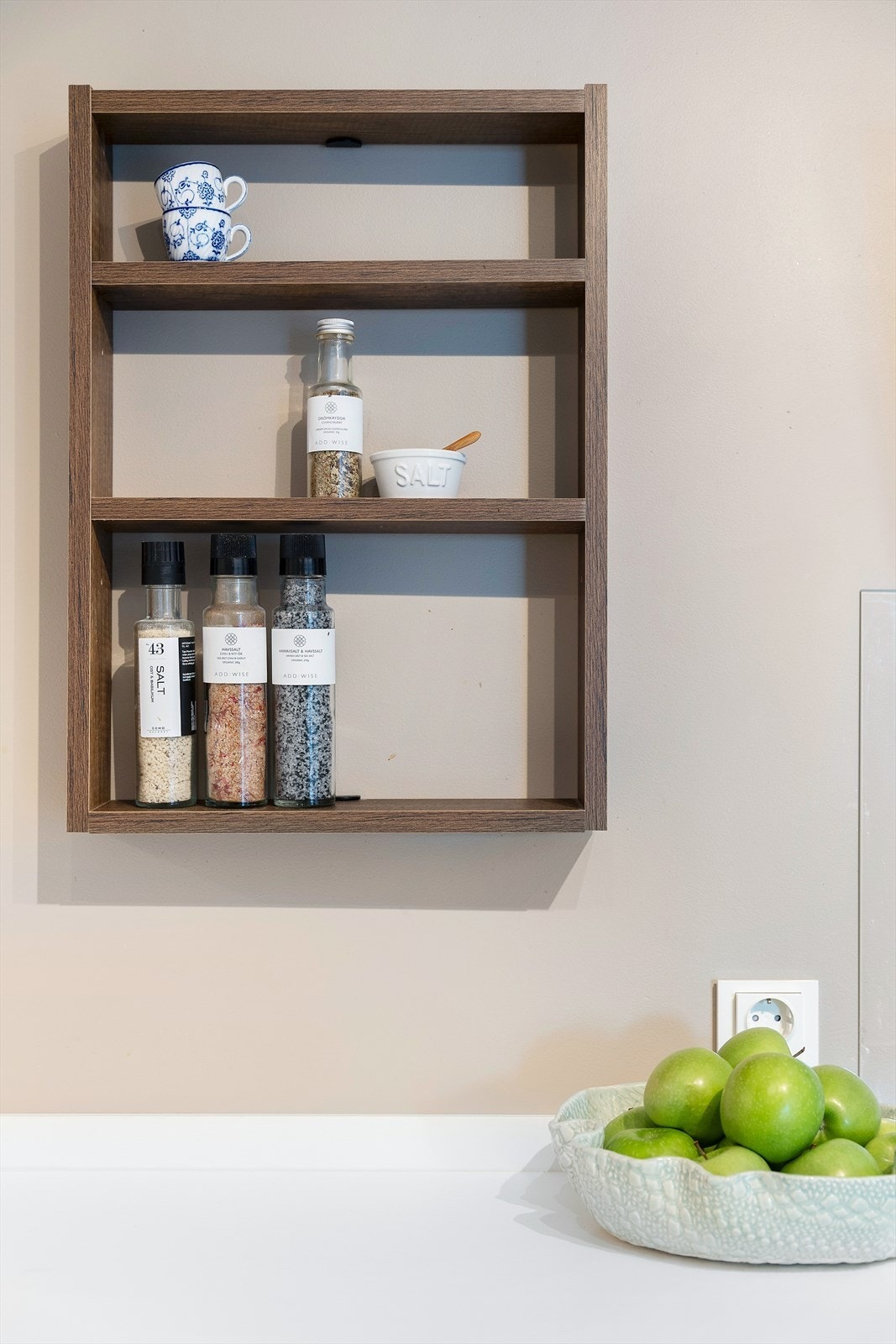 Integrert i innredningen er stekeovn, platetopp, oppvaskmaskin, kjøl/fryseskap og mikroovn. Galleribilde