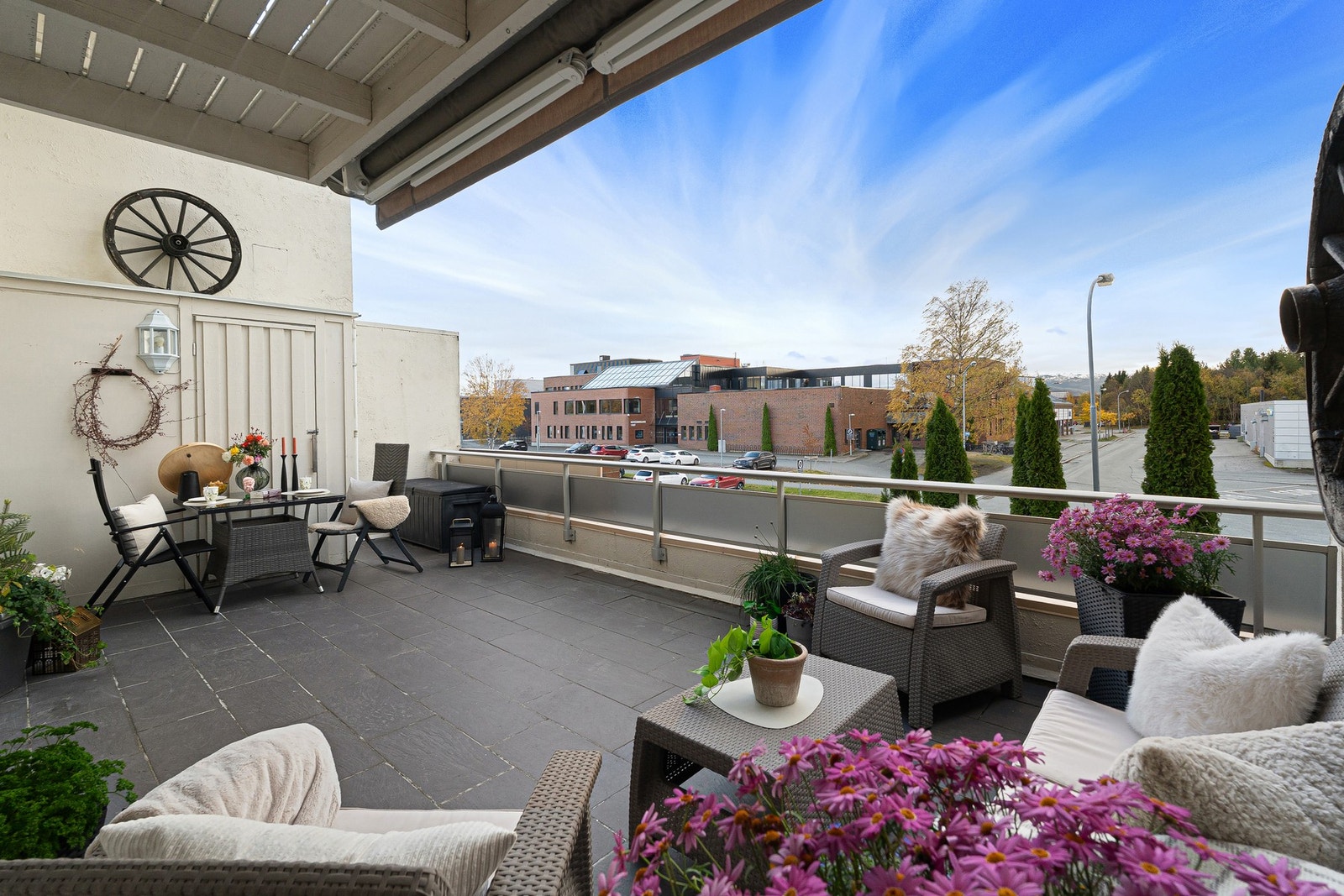 Her kan man nyte gode solforhold, på en skjermet terrasse uten innsyn. Galleribilde