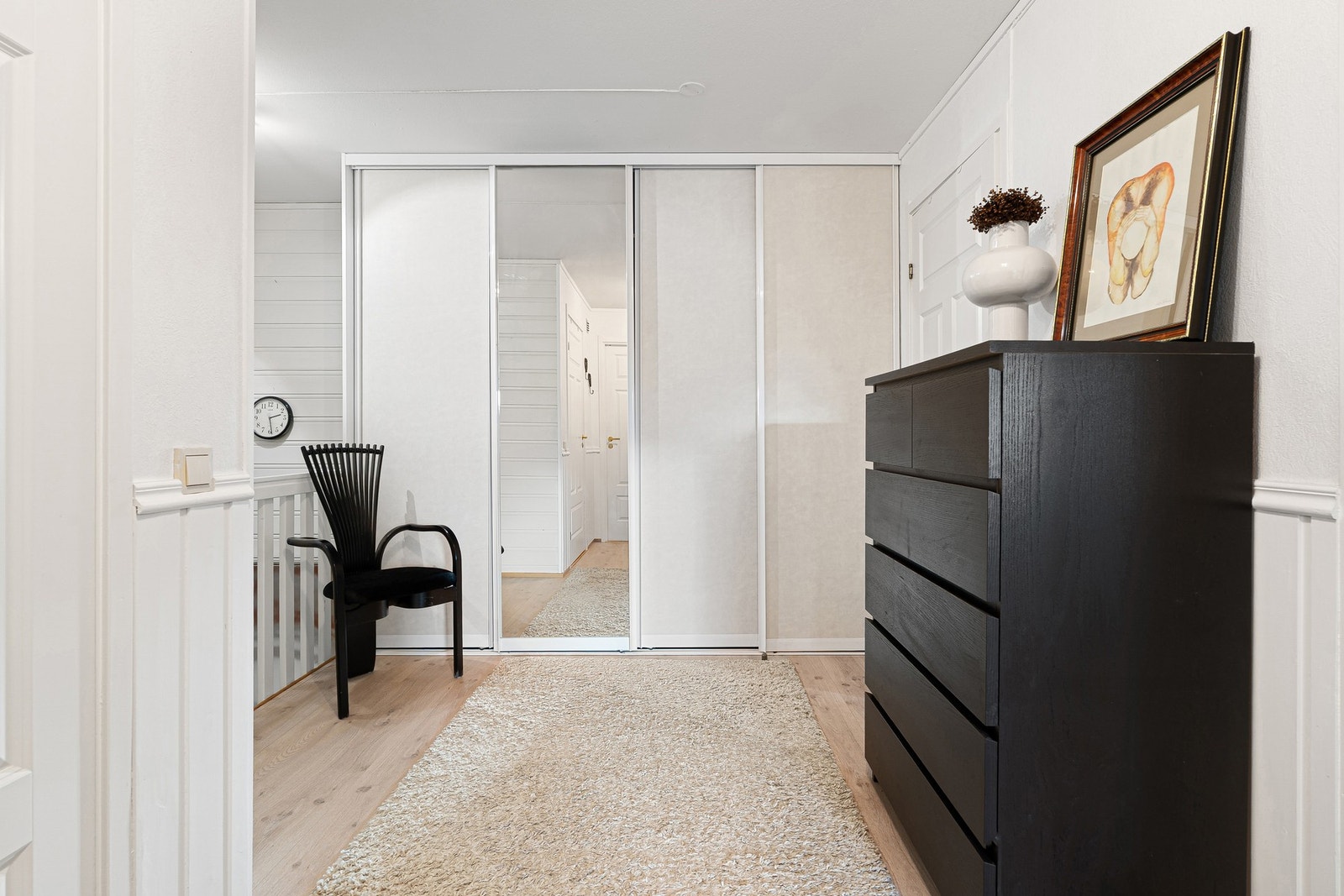 Leiligheten har gode og smarte oppbevaringsmuligheter med blant annet skyvedørsgarderober og skap. Galleribilde