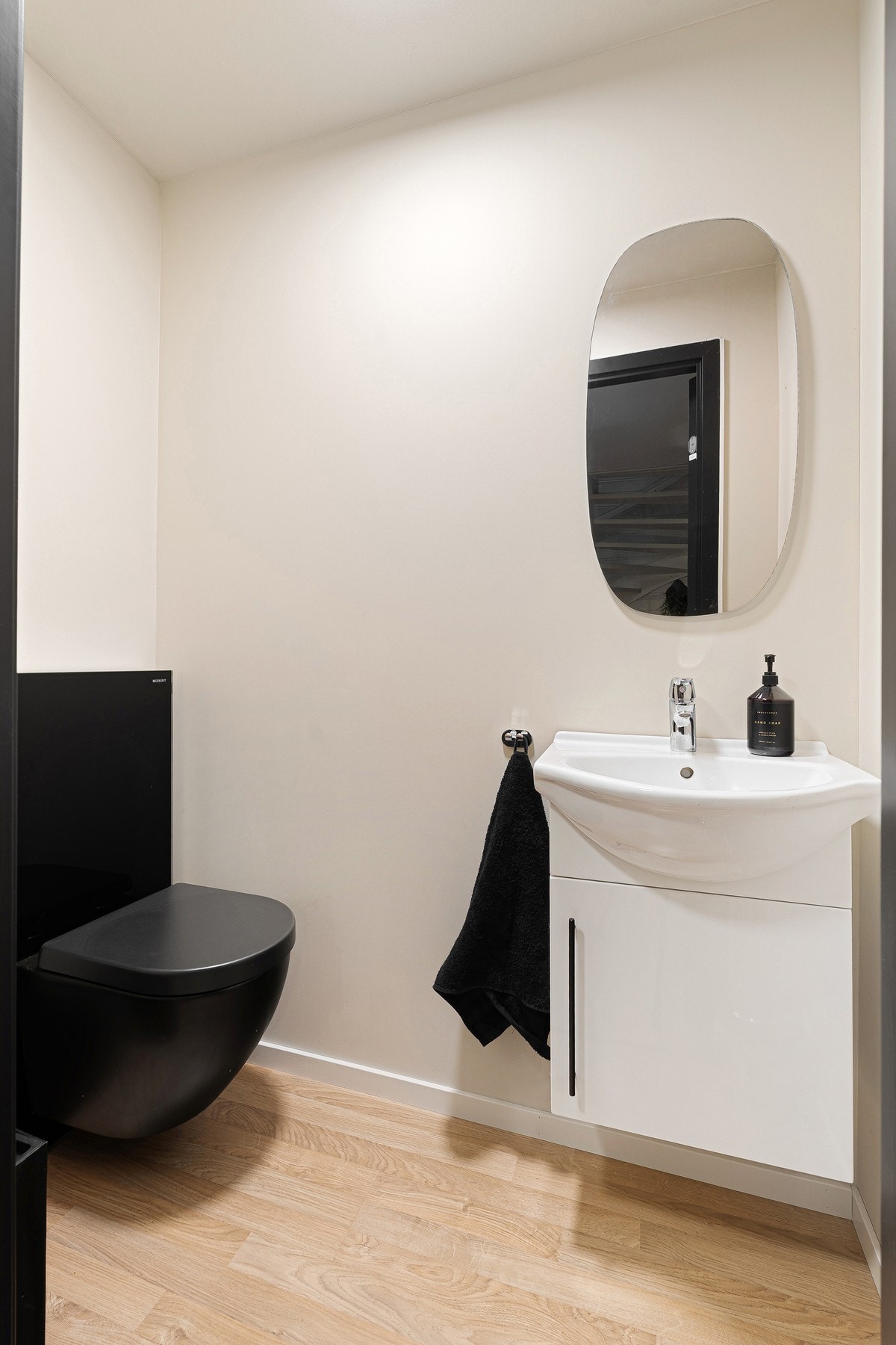 Det er laget et praktisk toalettrom i 1. etasje, i forbindelse med entreen. Galleribilde