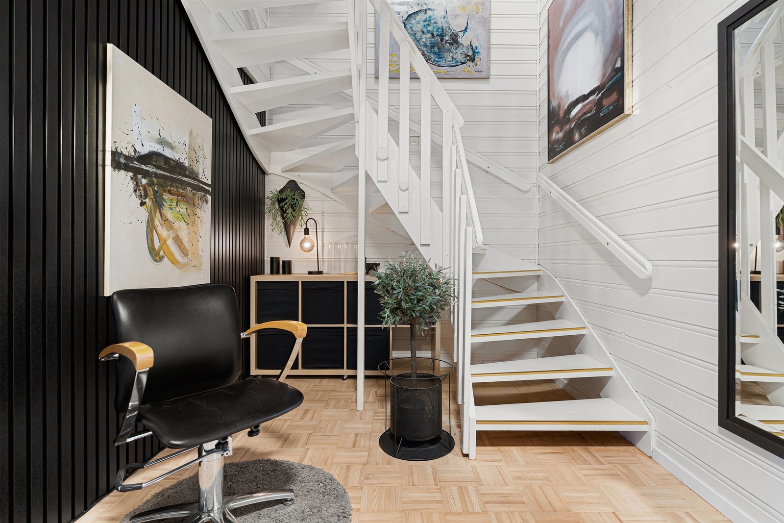 Pen og moderne spilevegg i gangen. Galleribilde