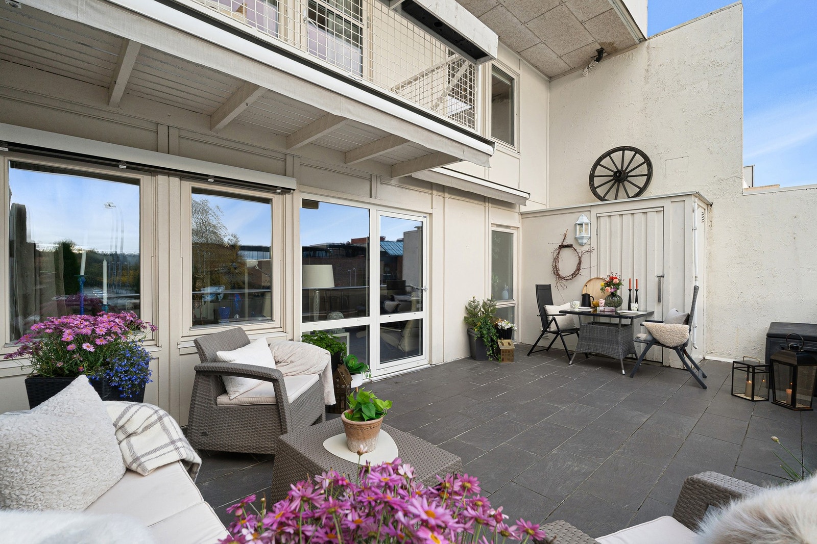 Fra stua har man utgang til romslig terrasse. Galleribilde