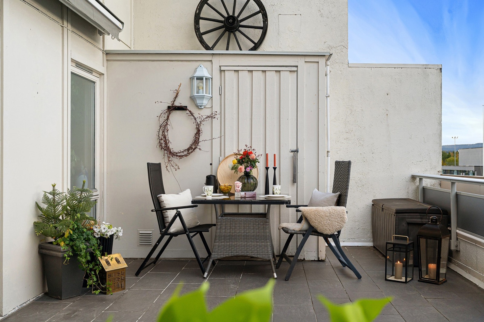 Terrassen har også en praktisk bod. Galleribilde