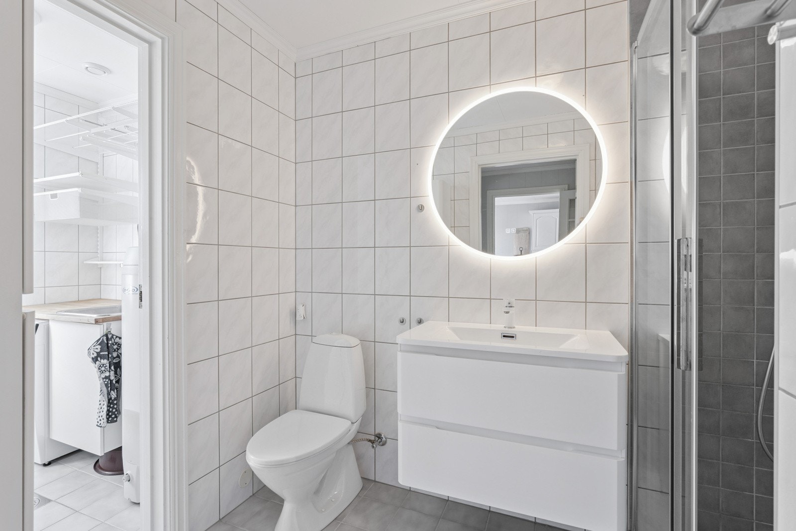 Bad med skyvedør til vaskerom Galleribilde