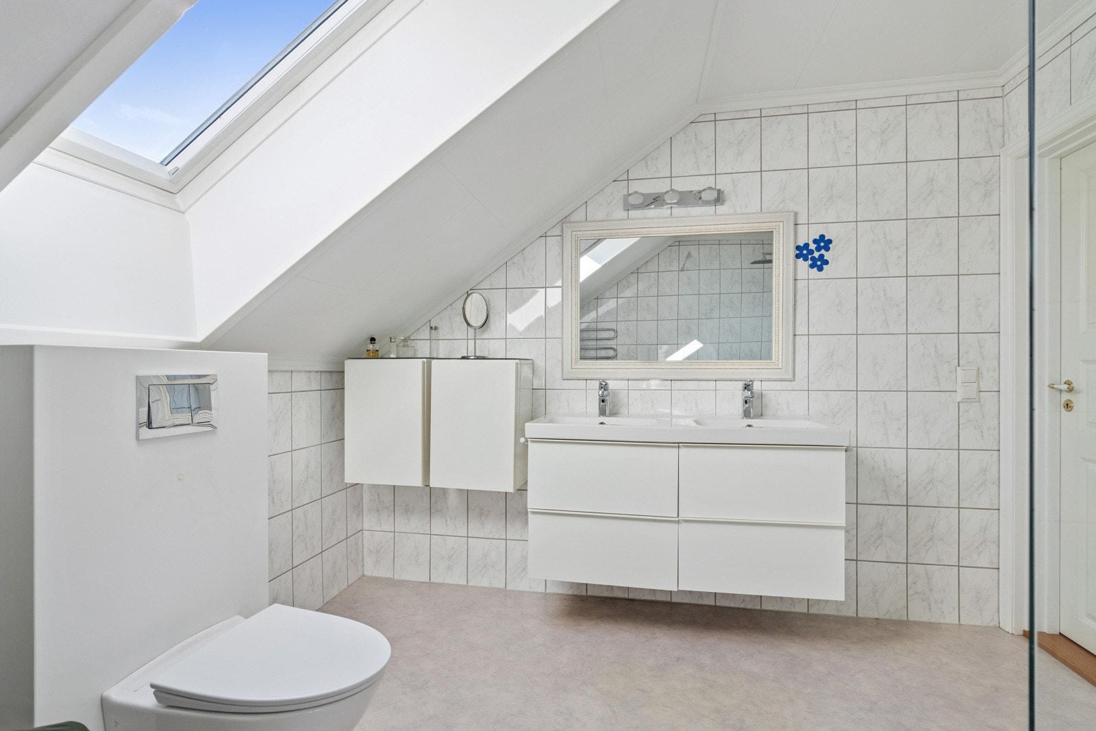 Romslig bad i boligens øvre etasje Galleribilde