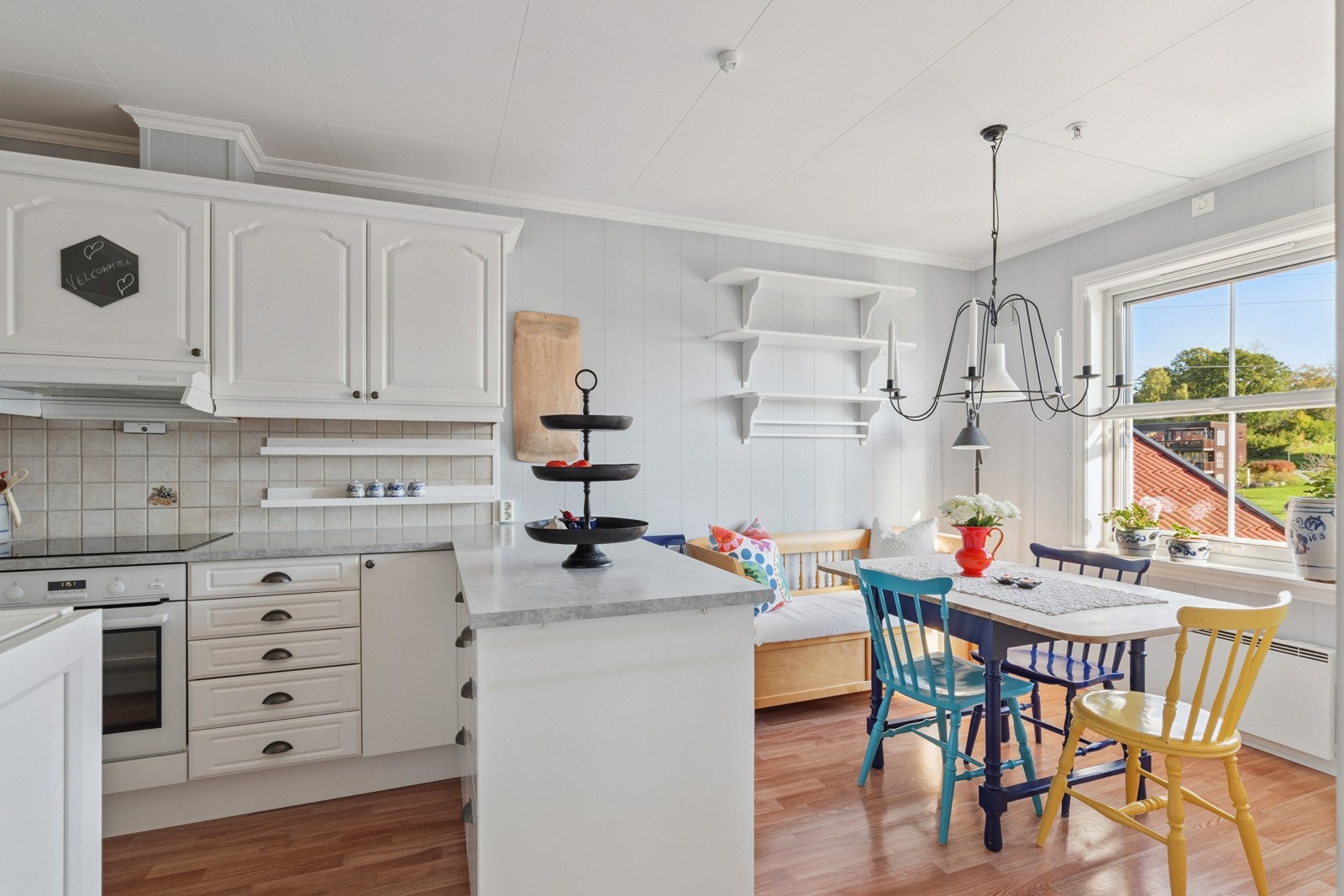 Kjøkken med god plass til kjøkkenbord. Store vindusflater som gir godt med lysinnslipp Galleribilde