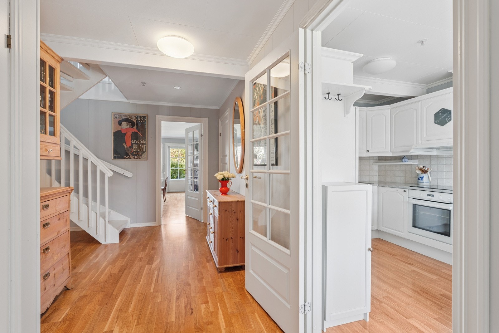 Hall med trapp opp til boligens 2 etasje Galleribilde