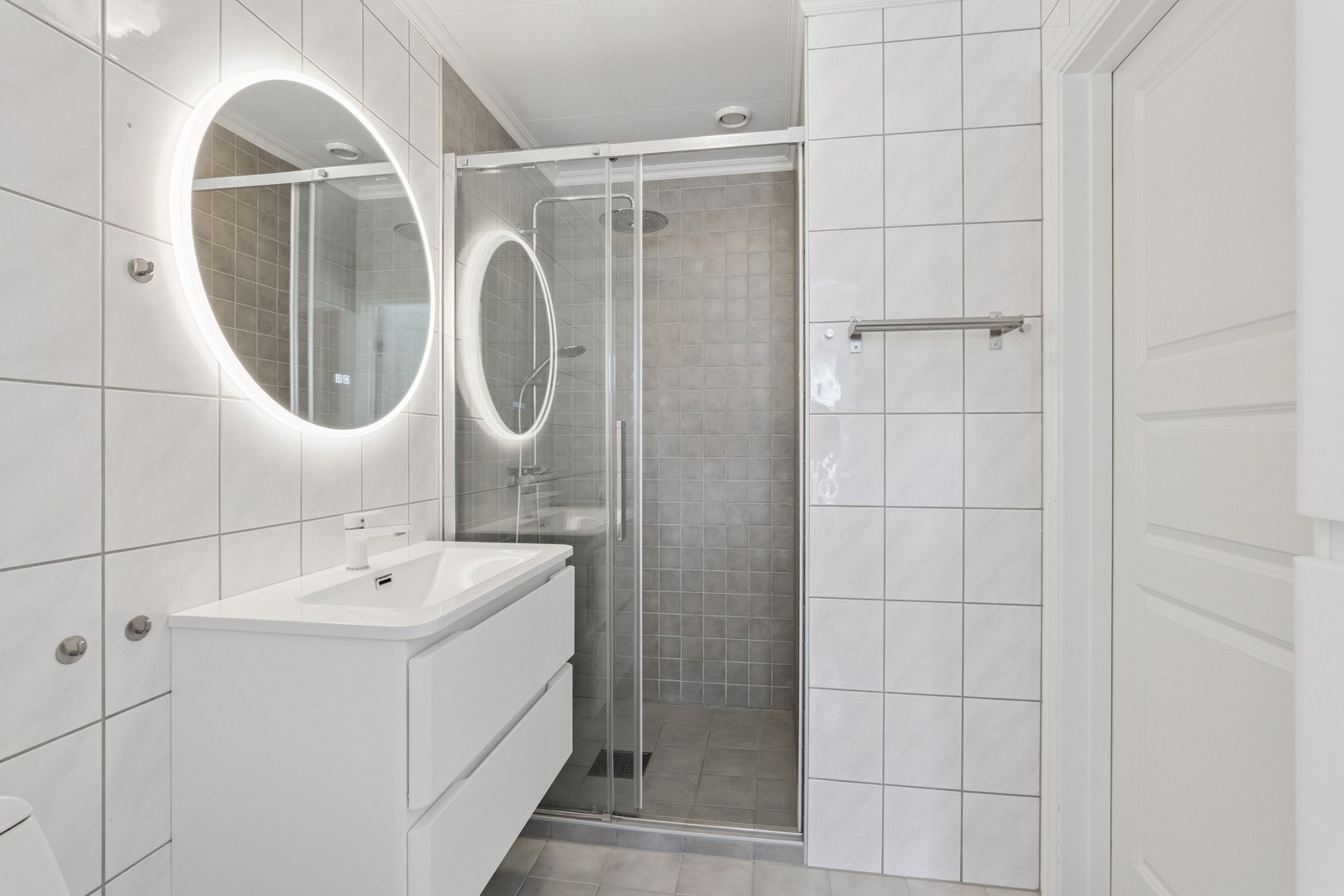 Pent bad i boligens 1 etasje som er flislagt og det er varmekabler i gulv Galleribilde