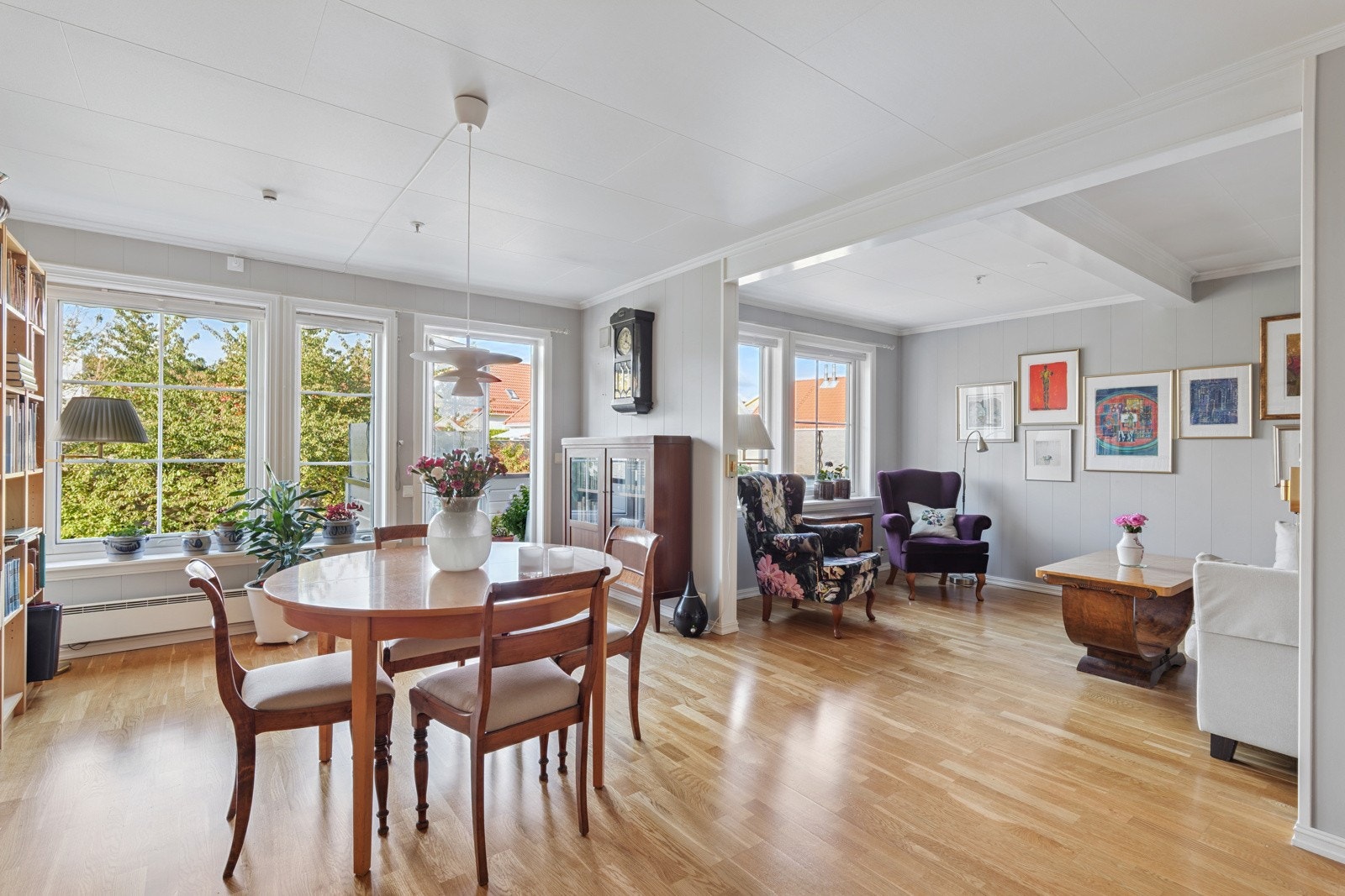 Romslig stue med god plass til møblering. Utgang til solrik og skjermet balkong Galleribilde