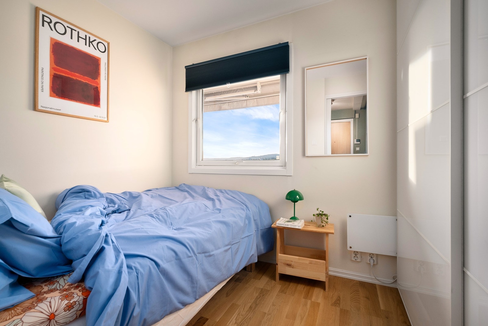 Hyggelig soverom med godt med lagringsplass. Rommet er malt i nøytrale nyanser som passer perfekt til soverommet. Galleribilde