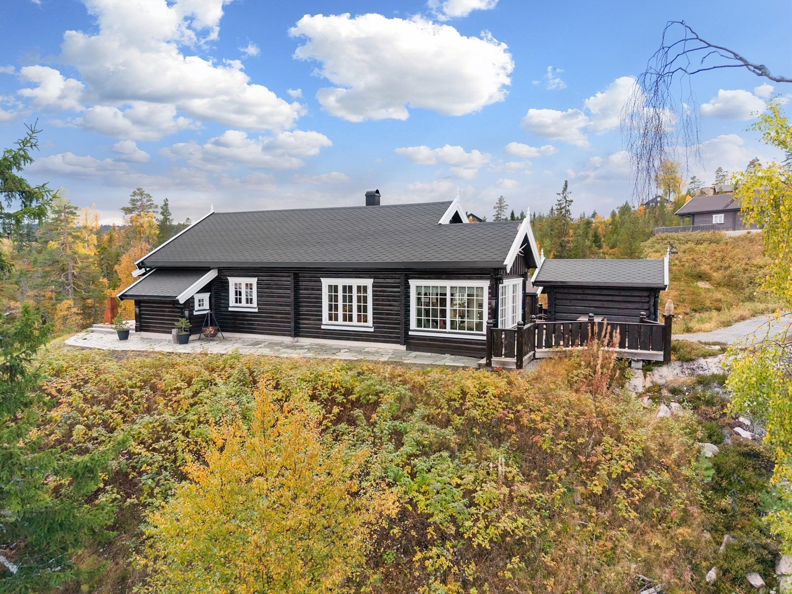 Den hyggelige bålpanneplassen er et samlingspunkt for hele familien, perfekt for å nyte varme kvelder utendørs. Galleribilde