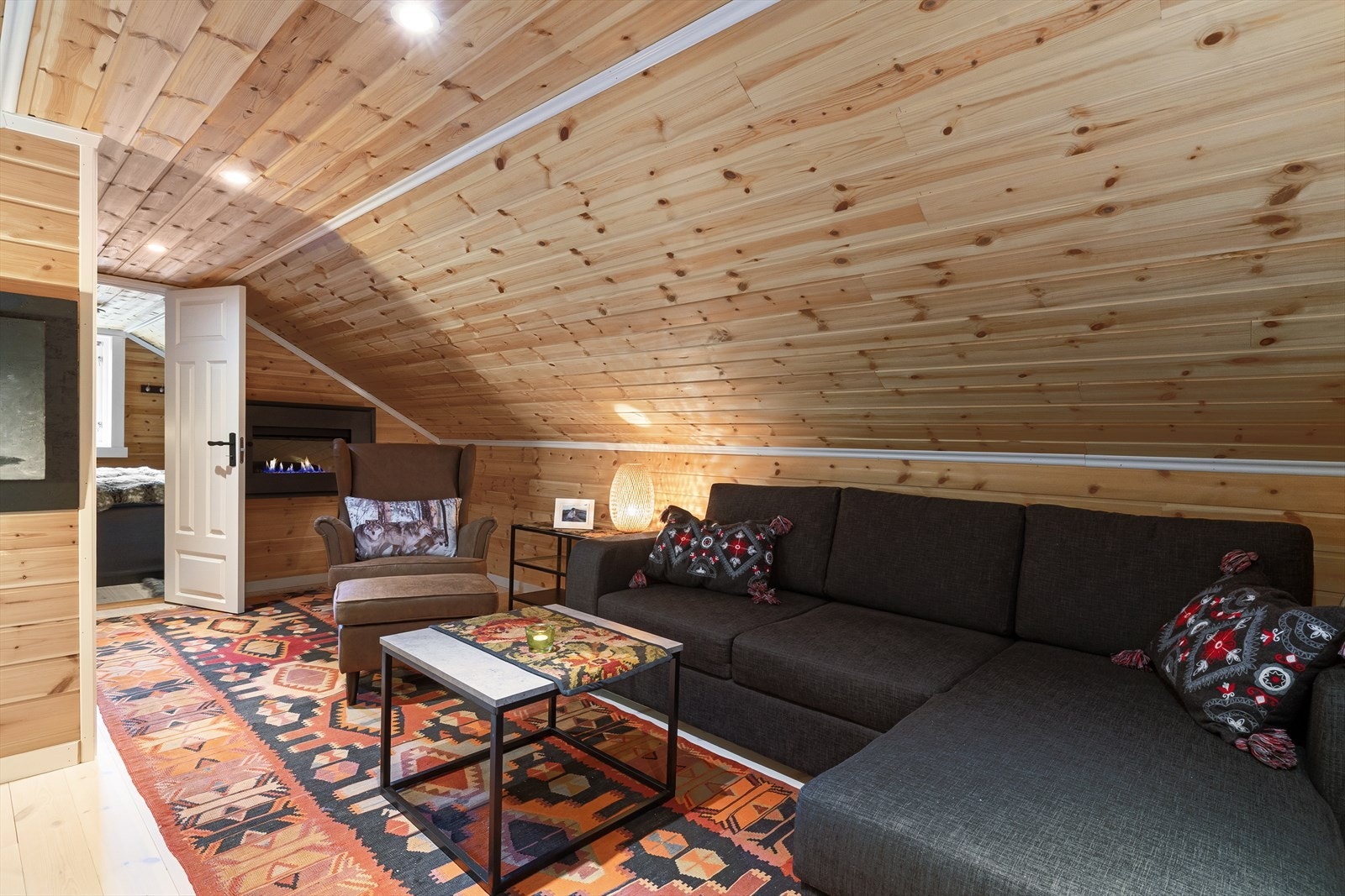 Elektrisk peis montert på vegg. Galleribilde