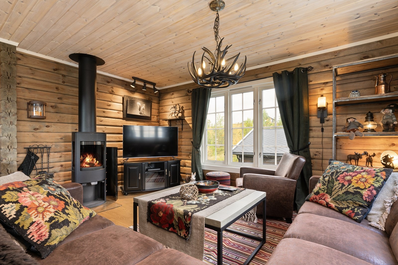 Stuen er utsmykket med en flott og stemninsgfull vedovn, som skaper en lun og god stemning. Galleribilde