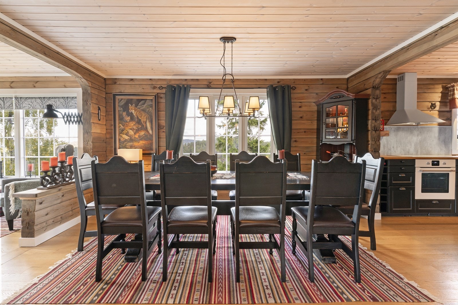 Den åpne løsningen mot kjøkkenet gjør det til et sosialt rom med en åpen og hyggelig atmosfære. Galleribilde