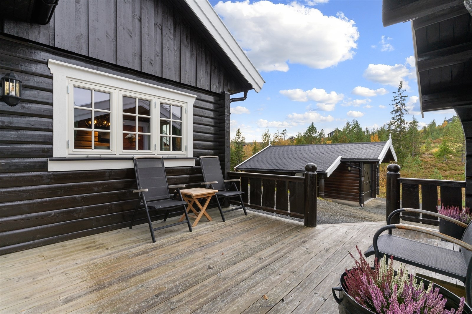 Her kan man sitte usjenert i solveggen, mens man nyter den flotte utsikten. Galleribilde