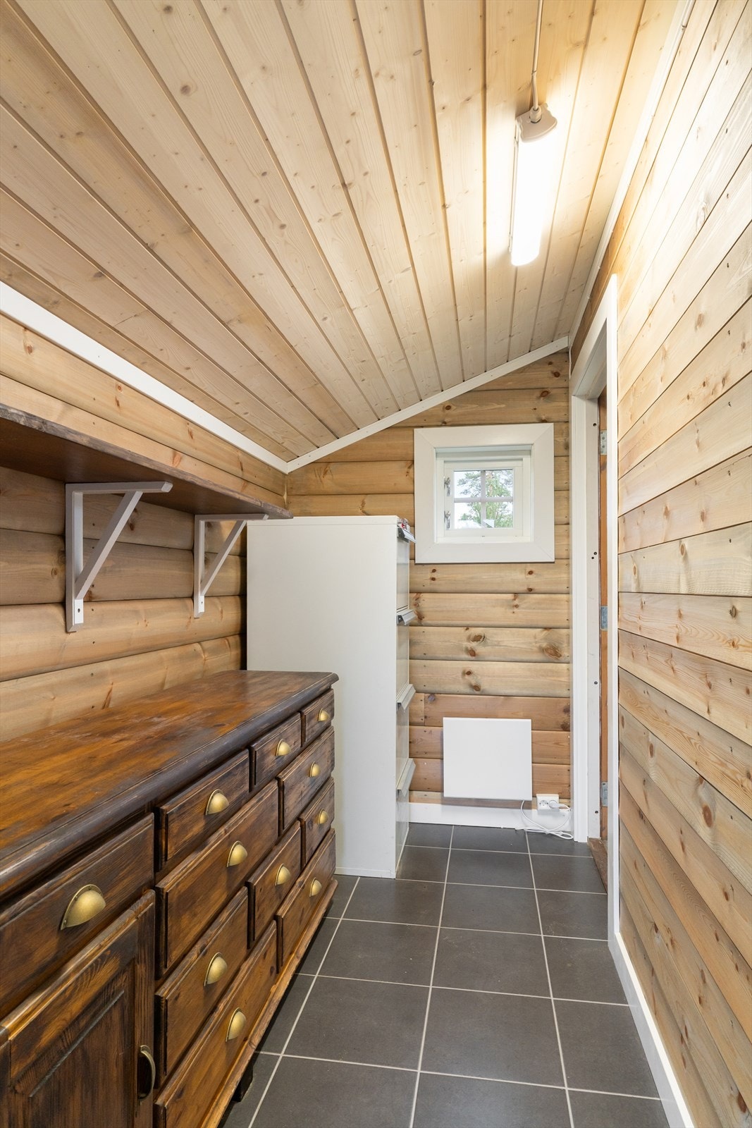 Bod i garasje med egen utvendig adkomst. Boden kan for eksempel brukes som smørebod for den som liker å gå på ski. Galleribilde