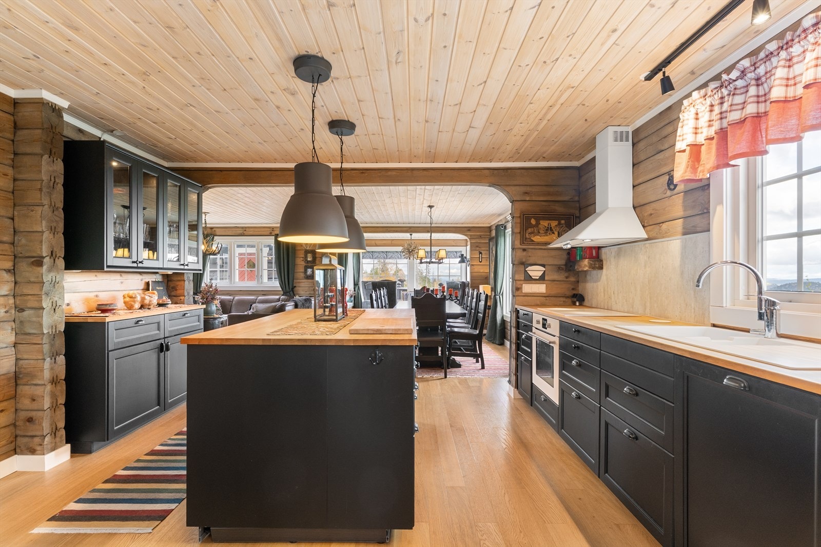 Det er en praktisk kjøkkenøy for ekstra benkeplass og oppbevaringsplass. Galleribilde