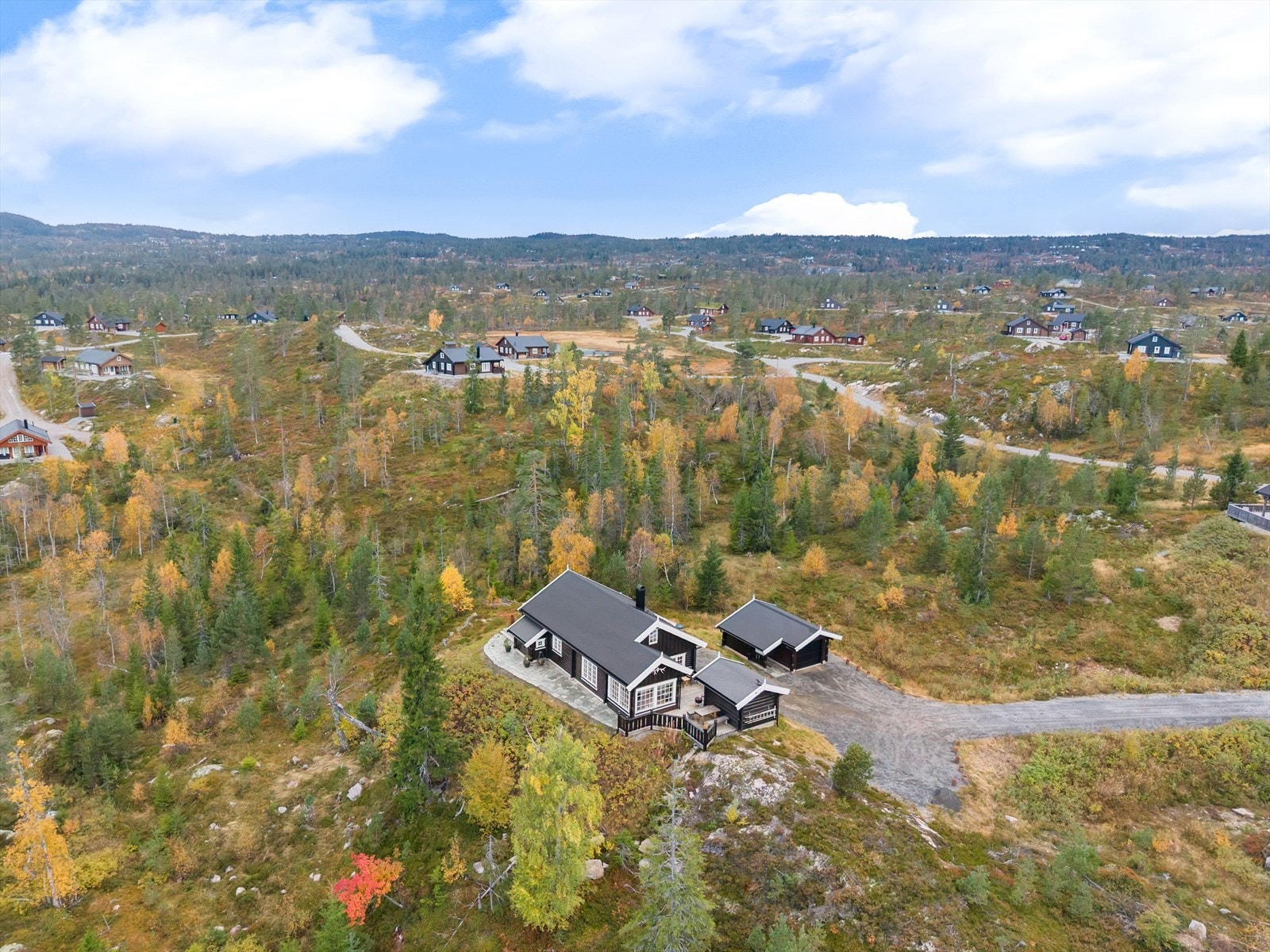 Sommerstid byr området på et rikt utvalg av merkede turstier, fine sykkelruter og gode fiskemuligheter i vann og elver. Galleribilde